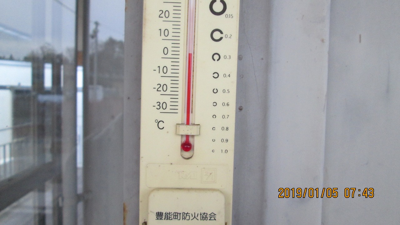 北口バス停・休憩所寒暖計 -3℃