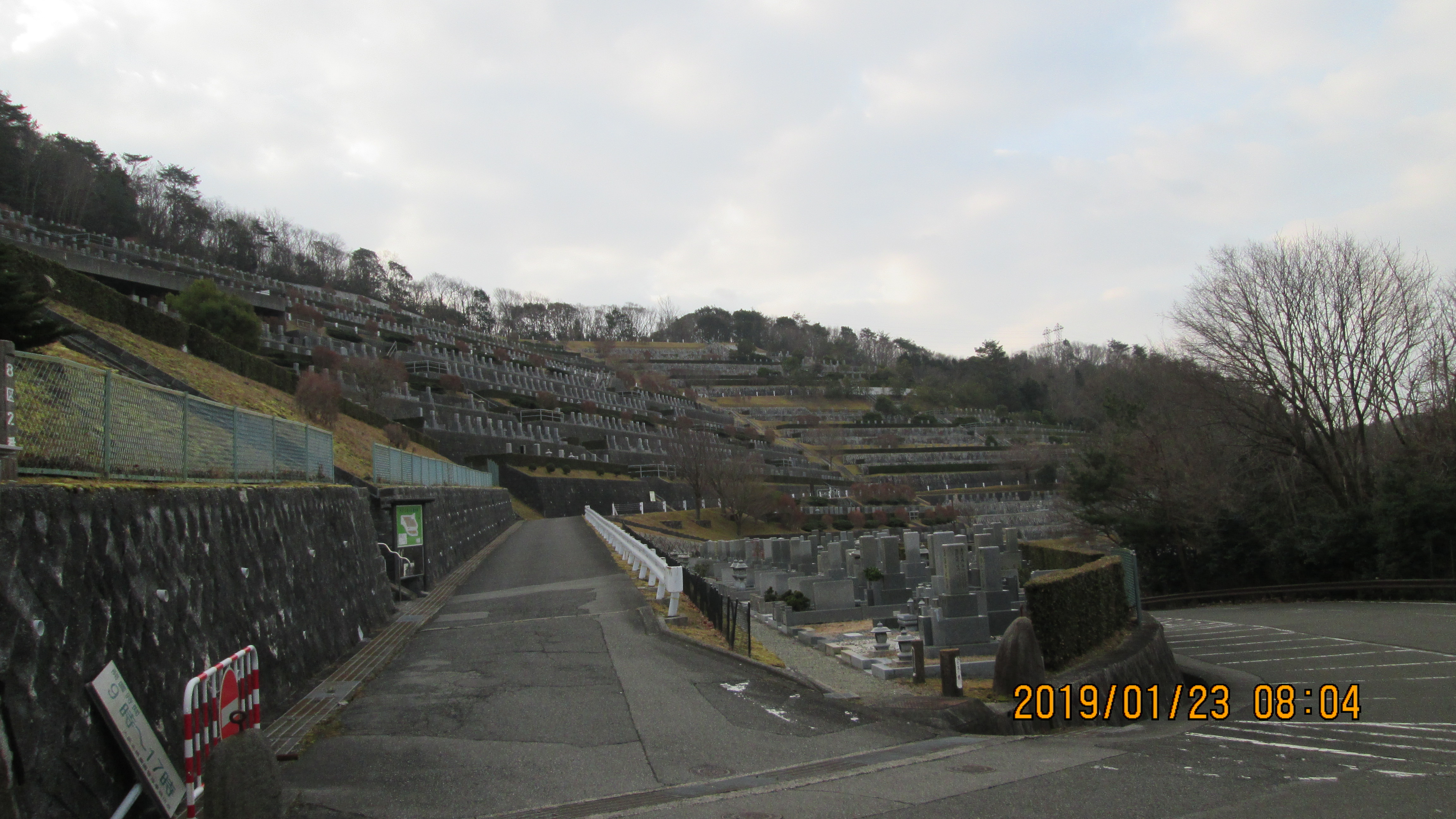 バス通り：7/8区階段墓所風景