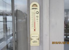 北口バス停・休憩所寒暖計 -3℃