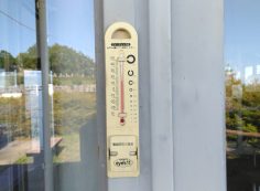 北口バス停・休憩所寒暖計 16度