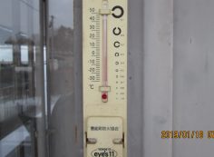  北口バス停・休憩所寒暖計 -2℃