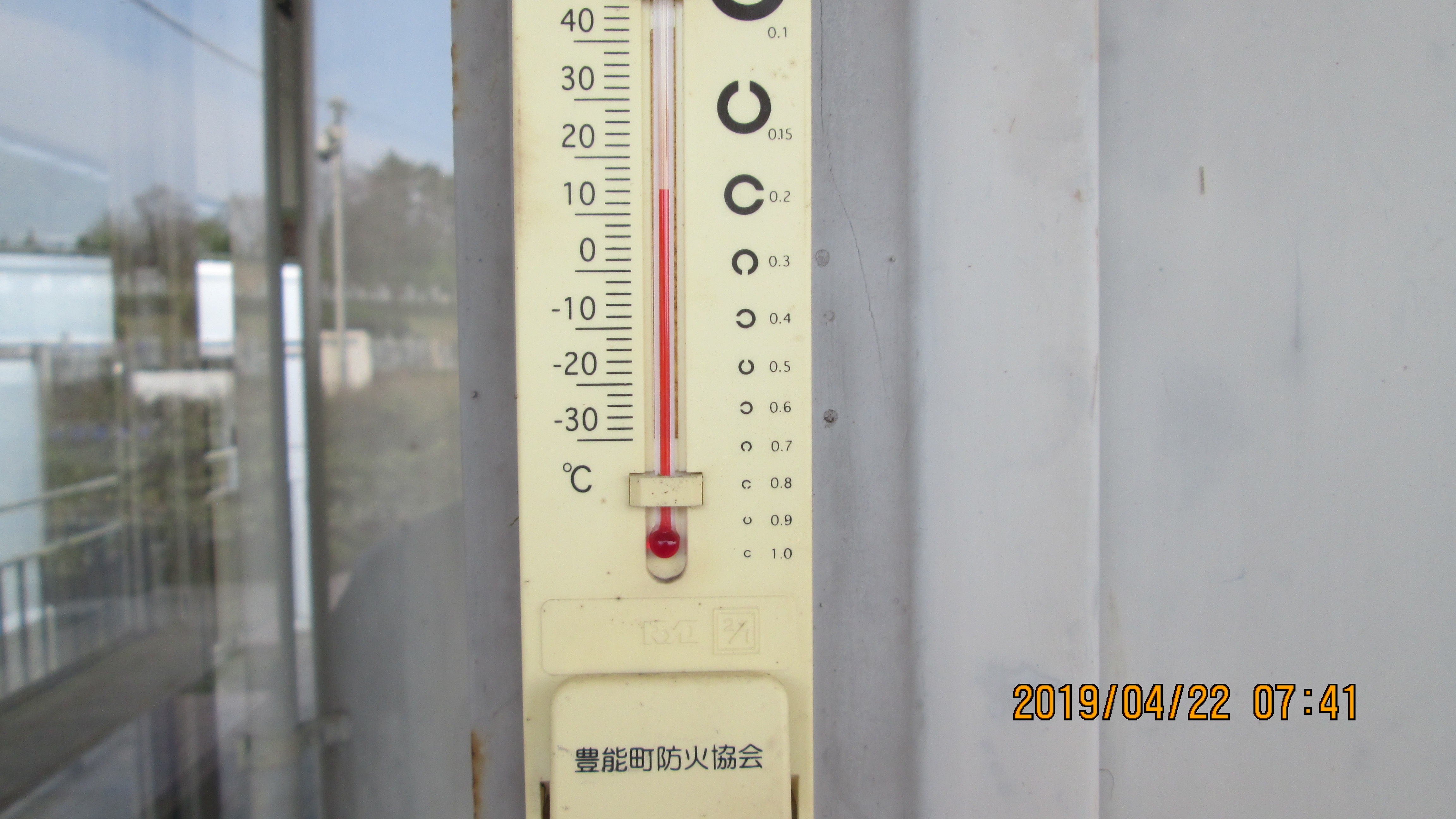 北口バス停・休憩所寒暖計 14度