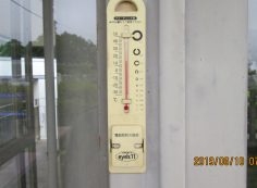 北口バス停・休憩所寒暖計 16度