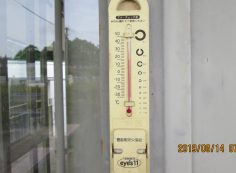 北口バス停・休憩所寒暖計 19度