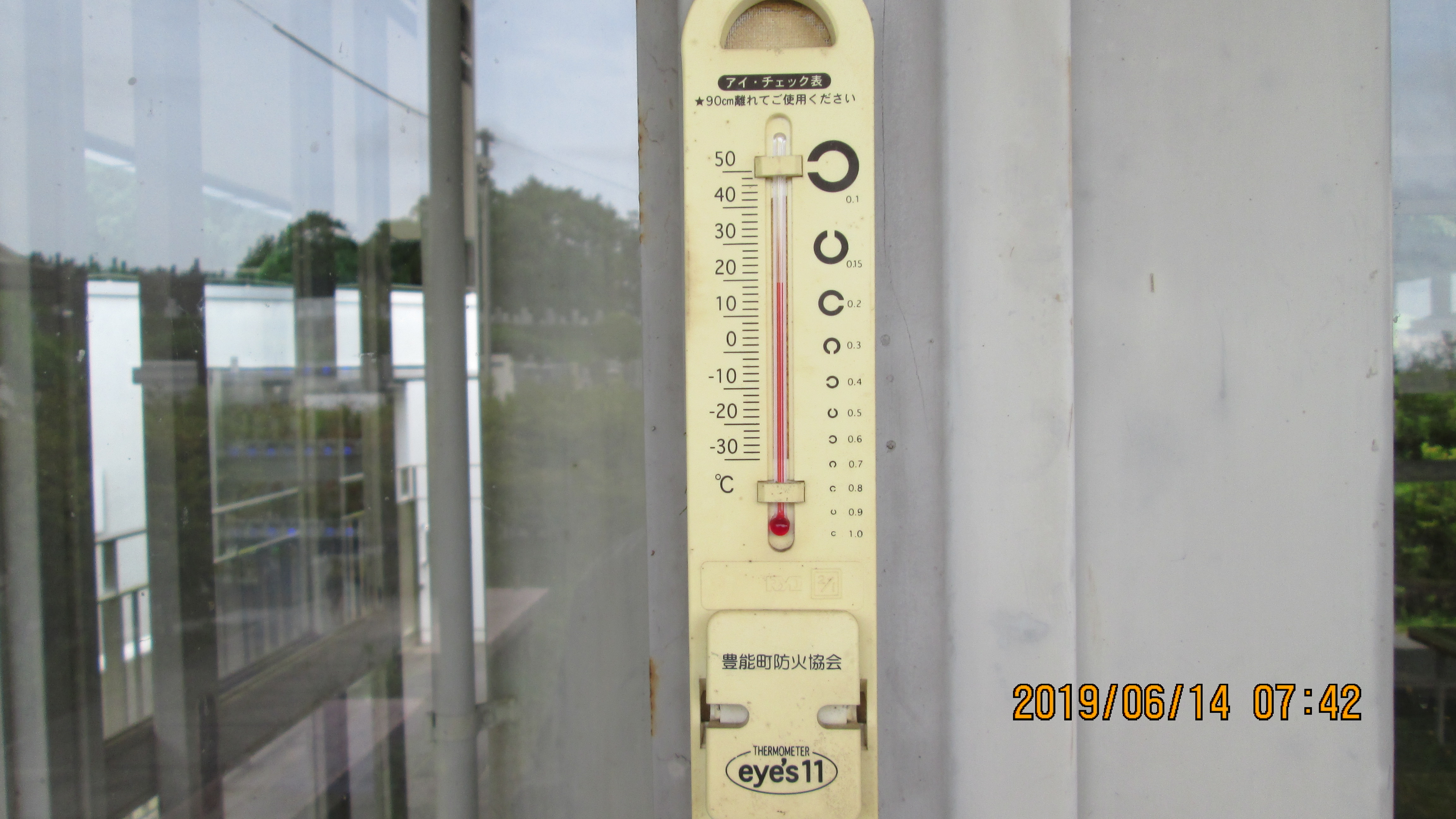 北口バス停・休憩所寒暖計 19度