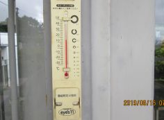 北口バス停・休憩所寒暖計 15度