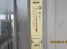 北口バス停・休憩所寒暖計 14度