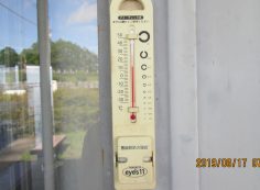 北口バス停・休憩所寒暖計 15度