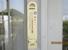 北口休憩所・寒暖計18度