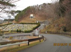 茨木方面：北入口からの霊園風景