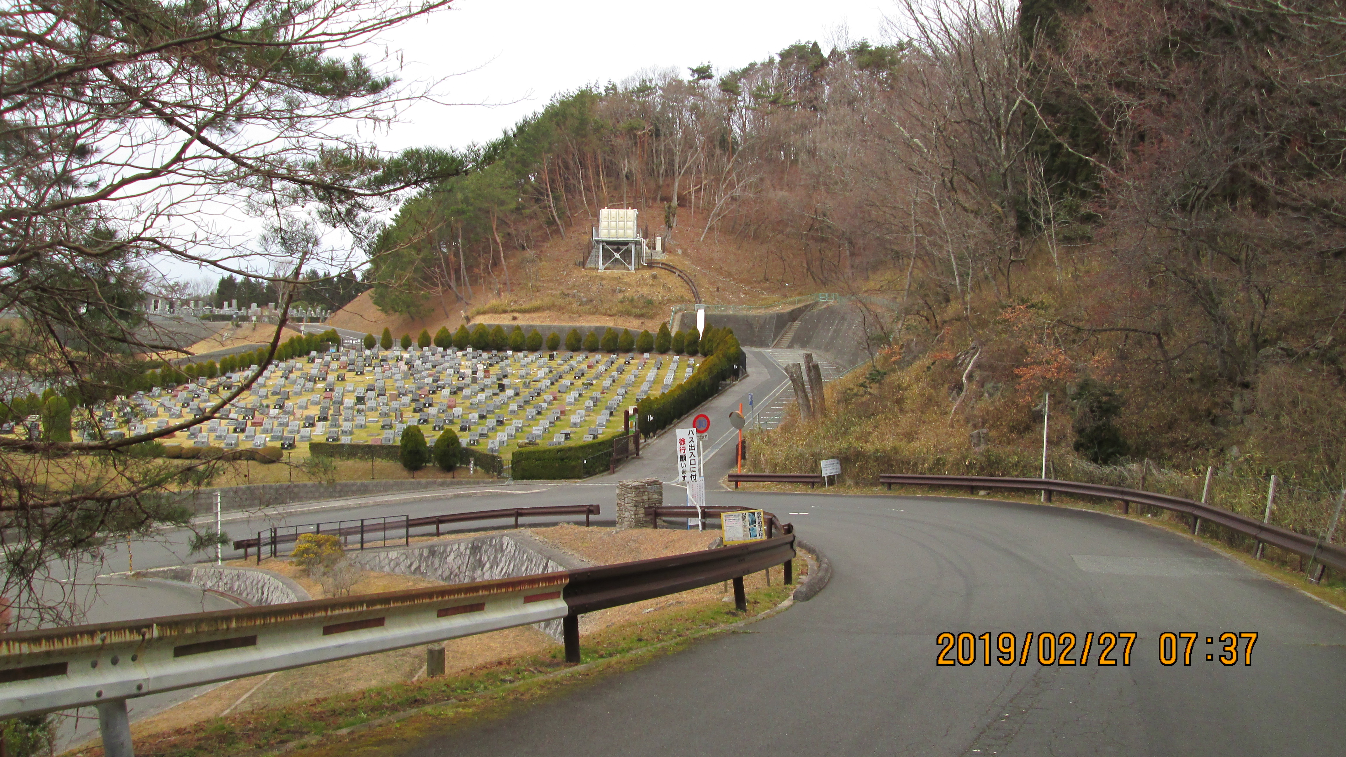 茨木方面：北入口からの霊園風景