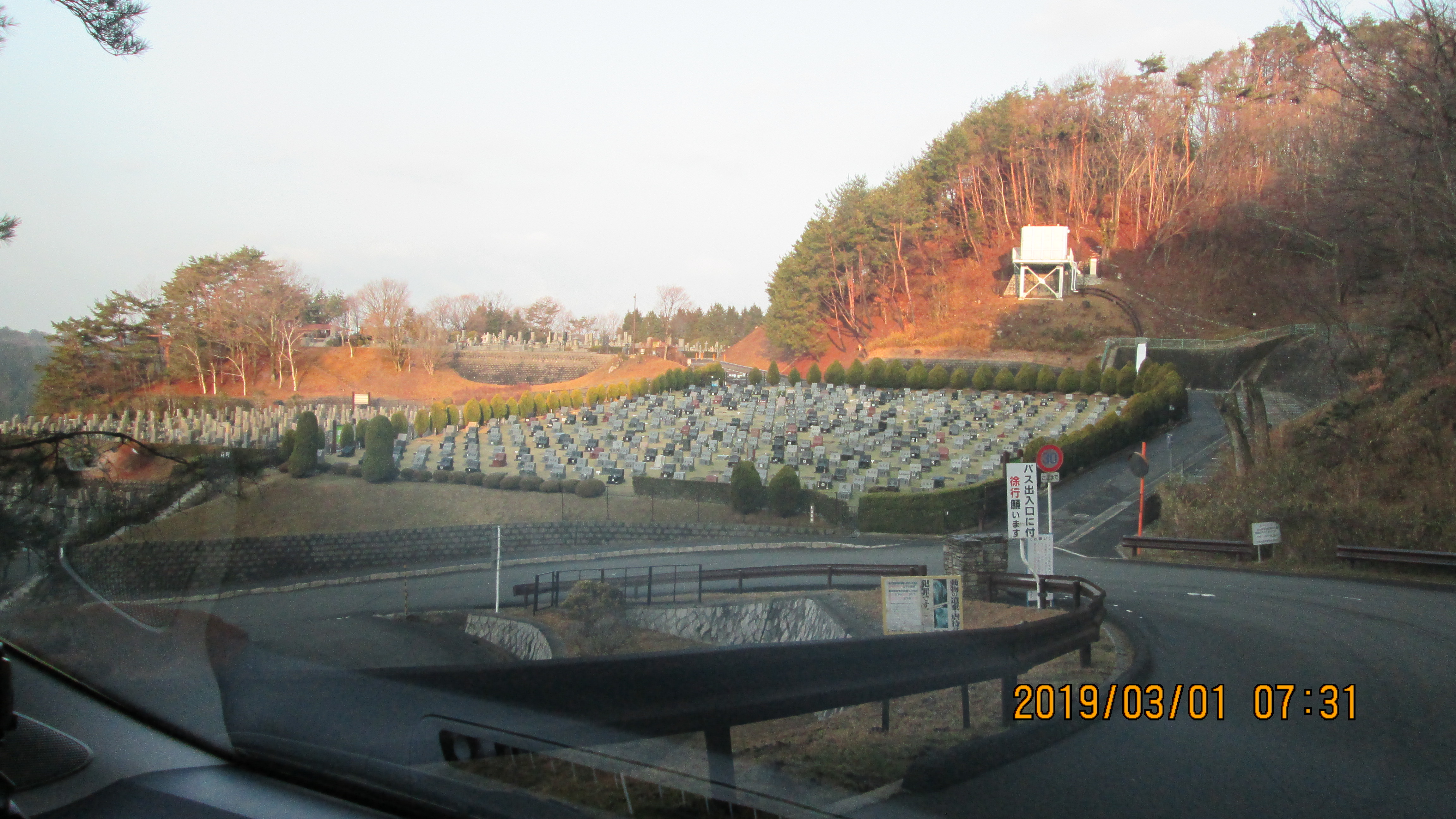  茨木方面：北入口からの霊園風景