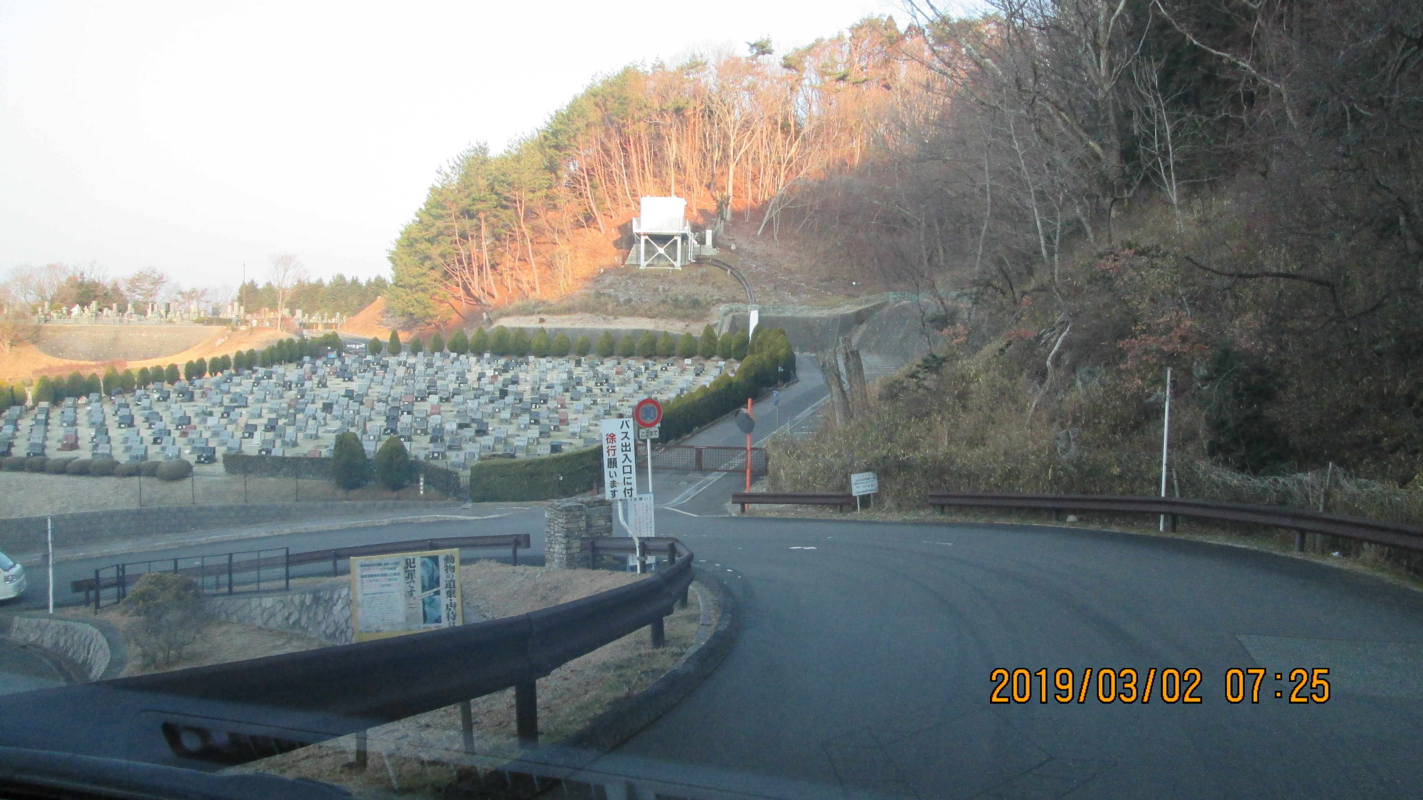 茨木方面：北入口からの霊園風景