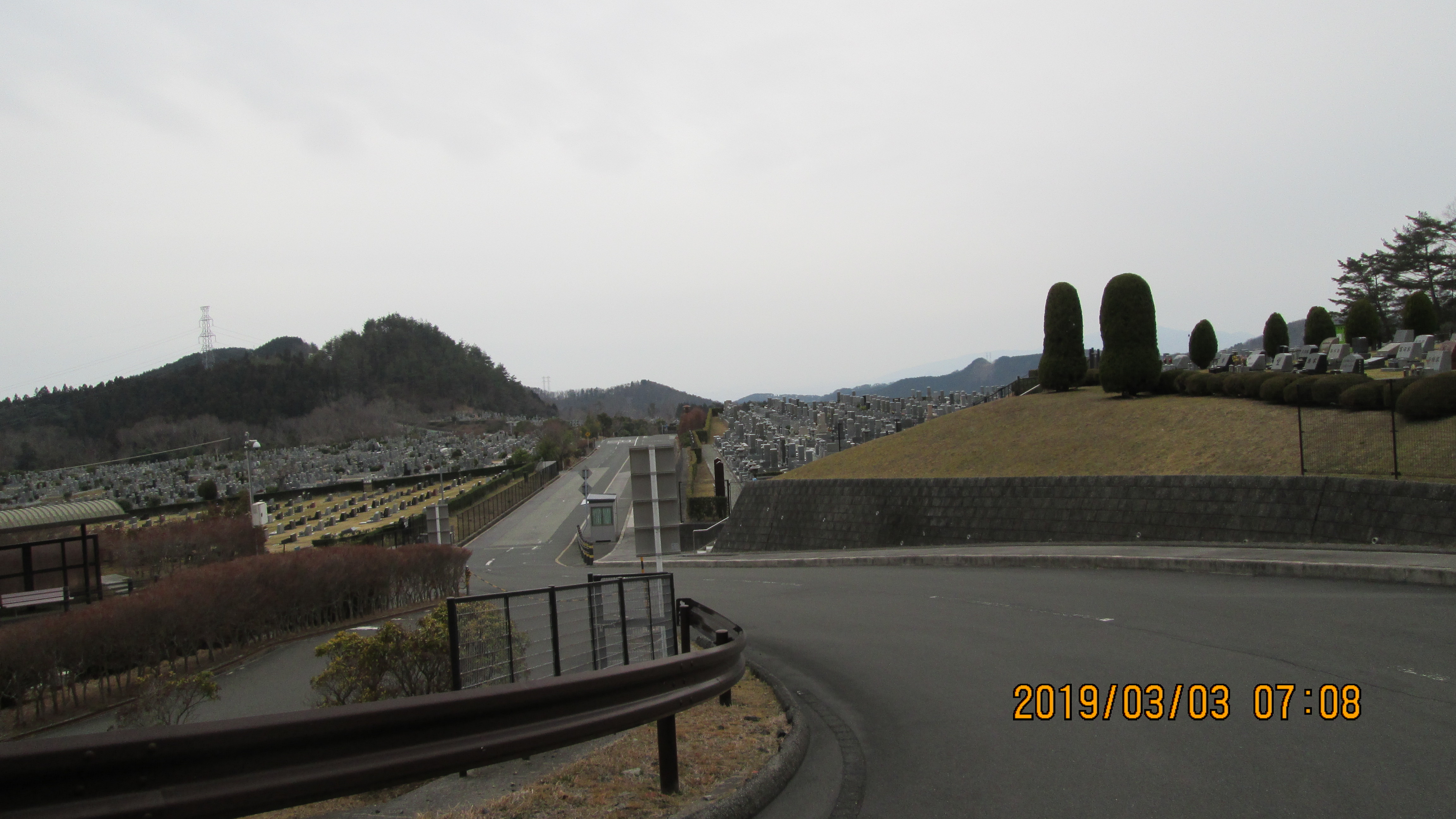 茨木方面：北入口からの霊園風景