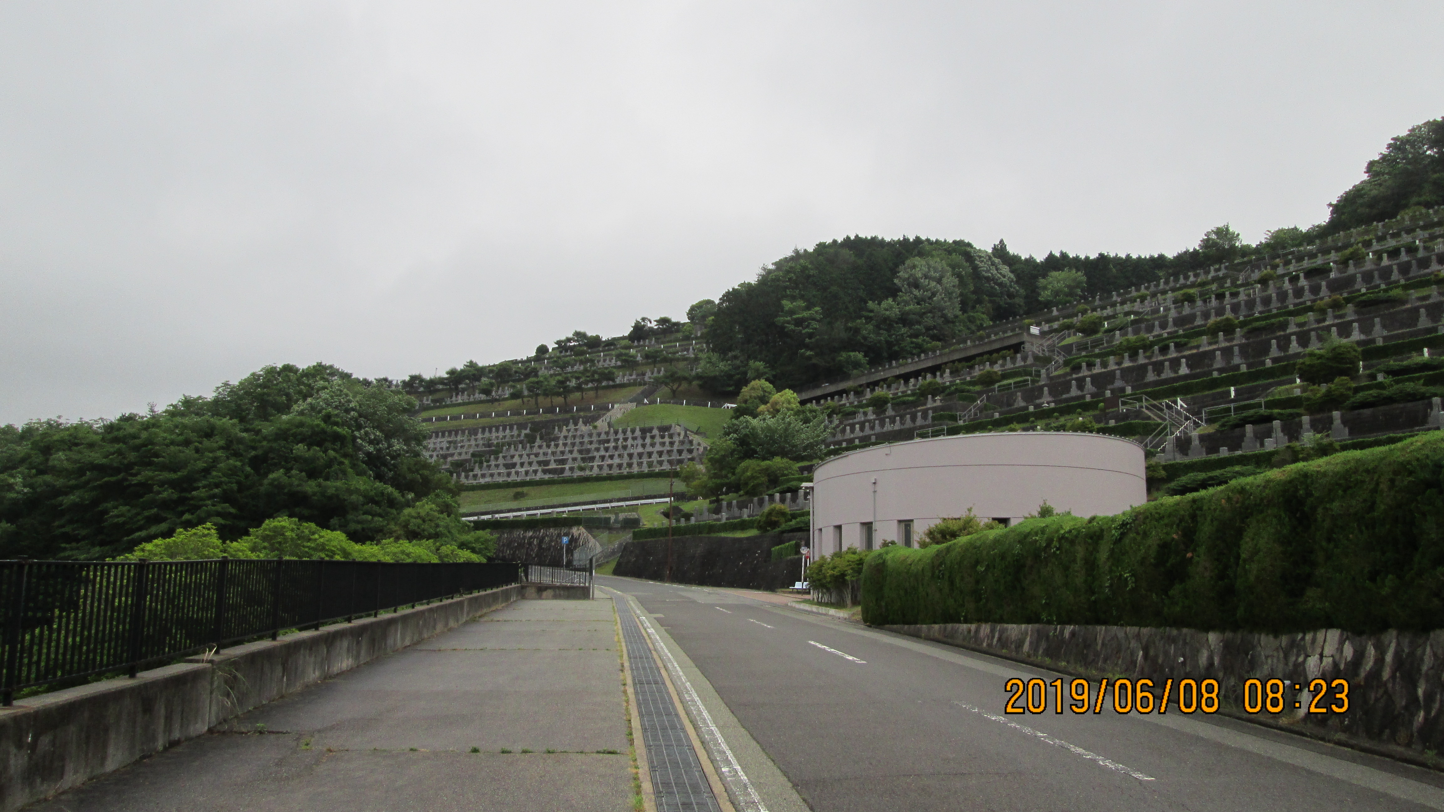 バス通り・7区バス停休憩所風景