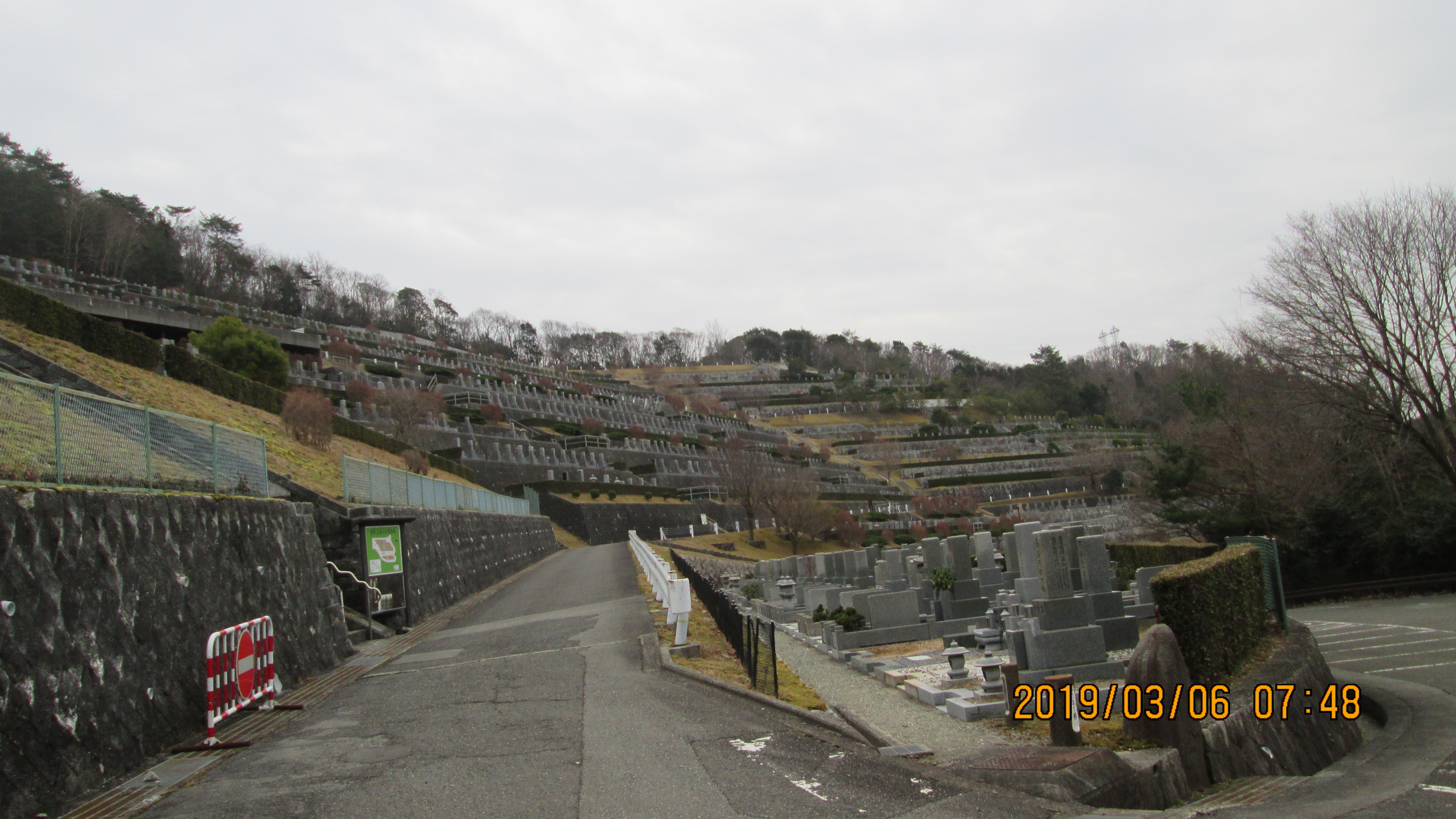 階段墓所・3番枝道入口風景