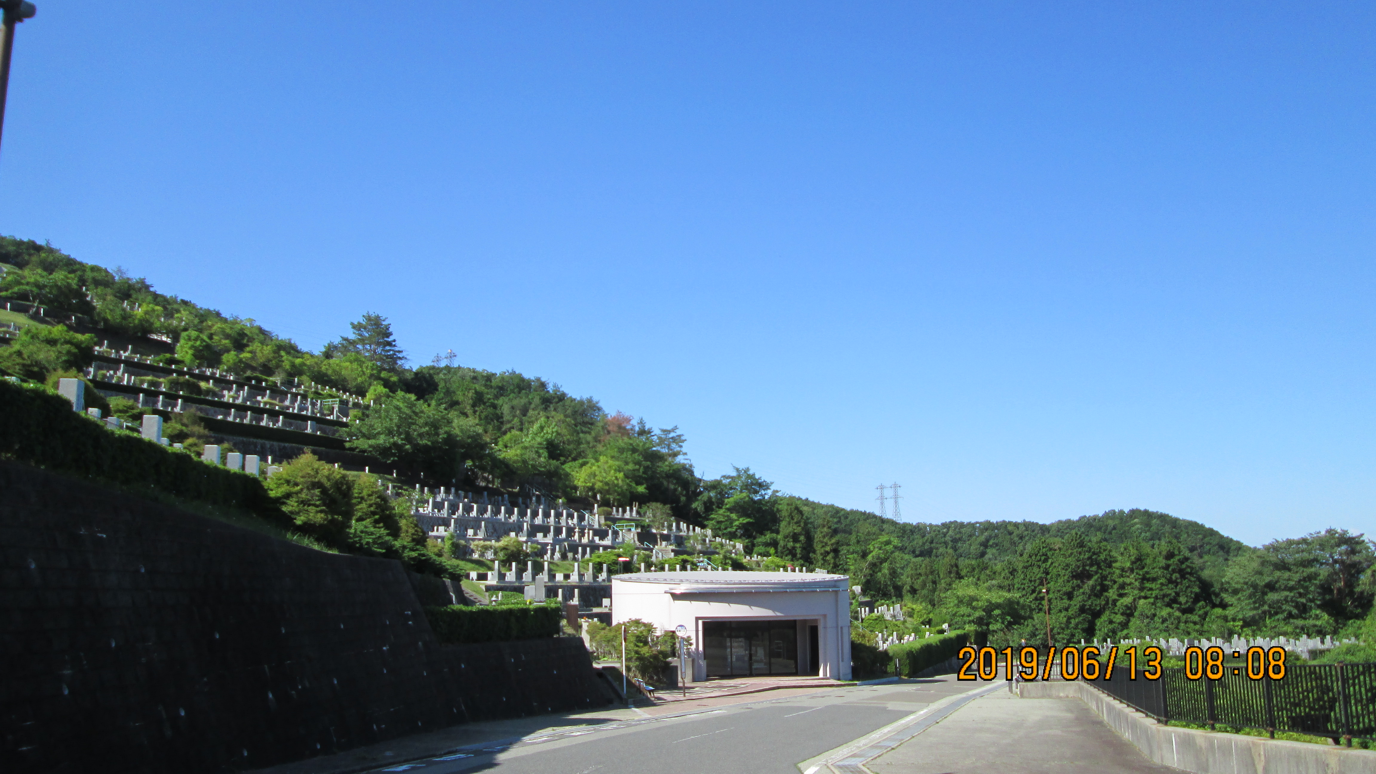 バス通り・7区バス停休憩所