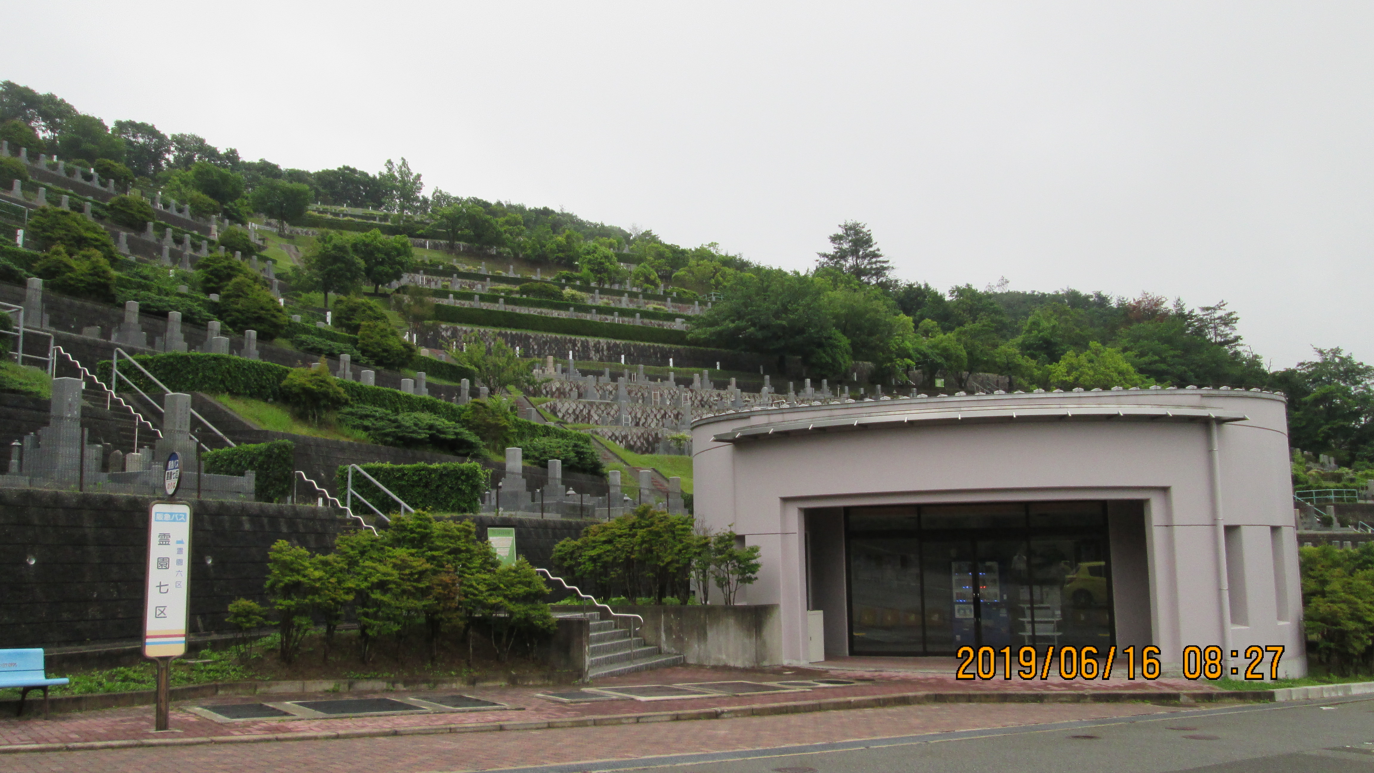 バス通り・7区バス停・休憩所