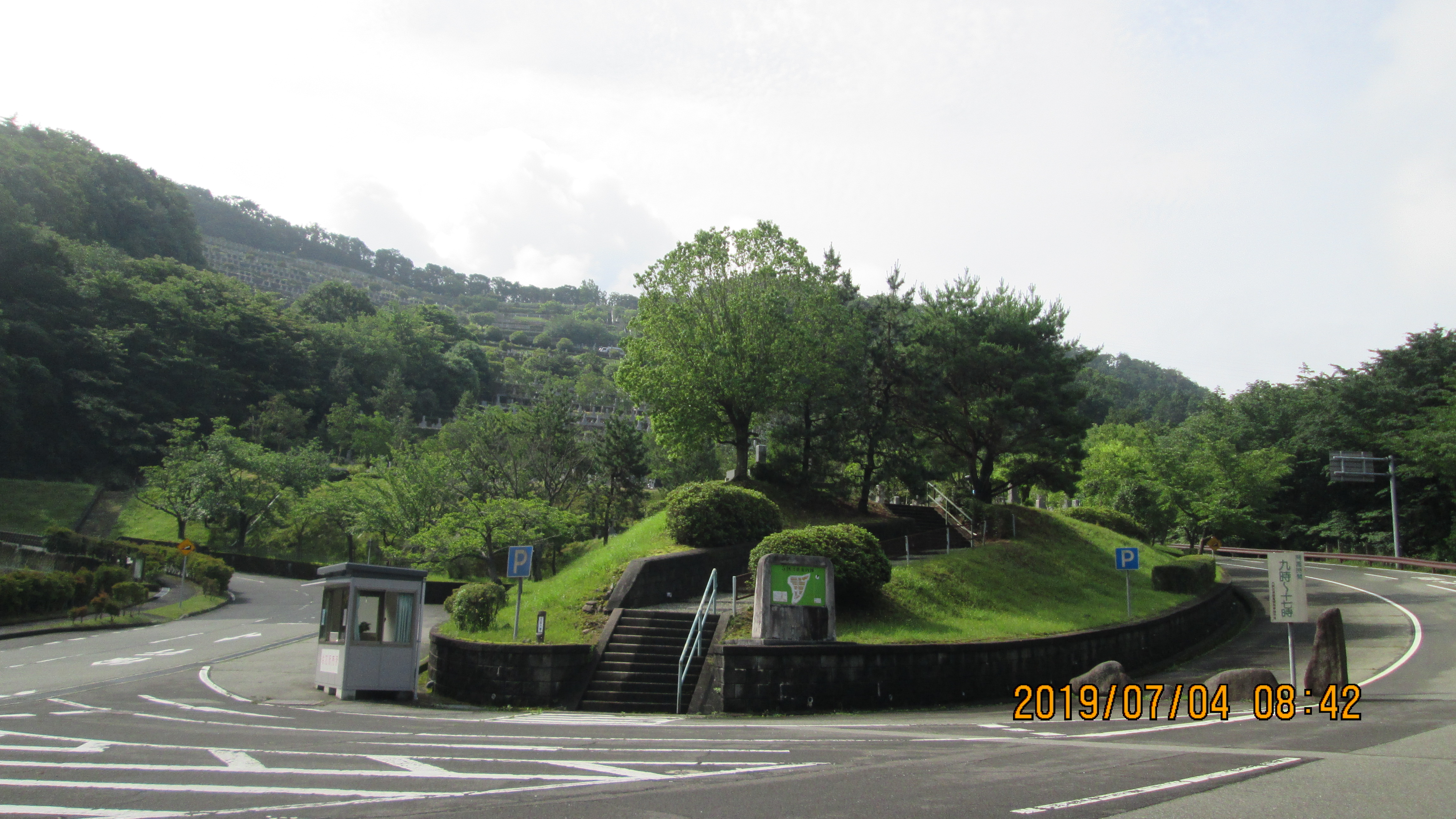  バス通り・5区墓域バス停風景