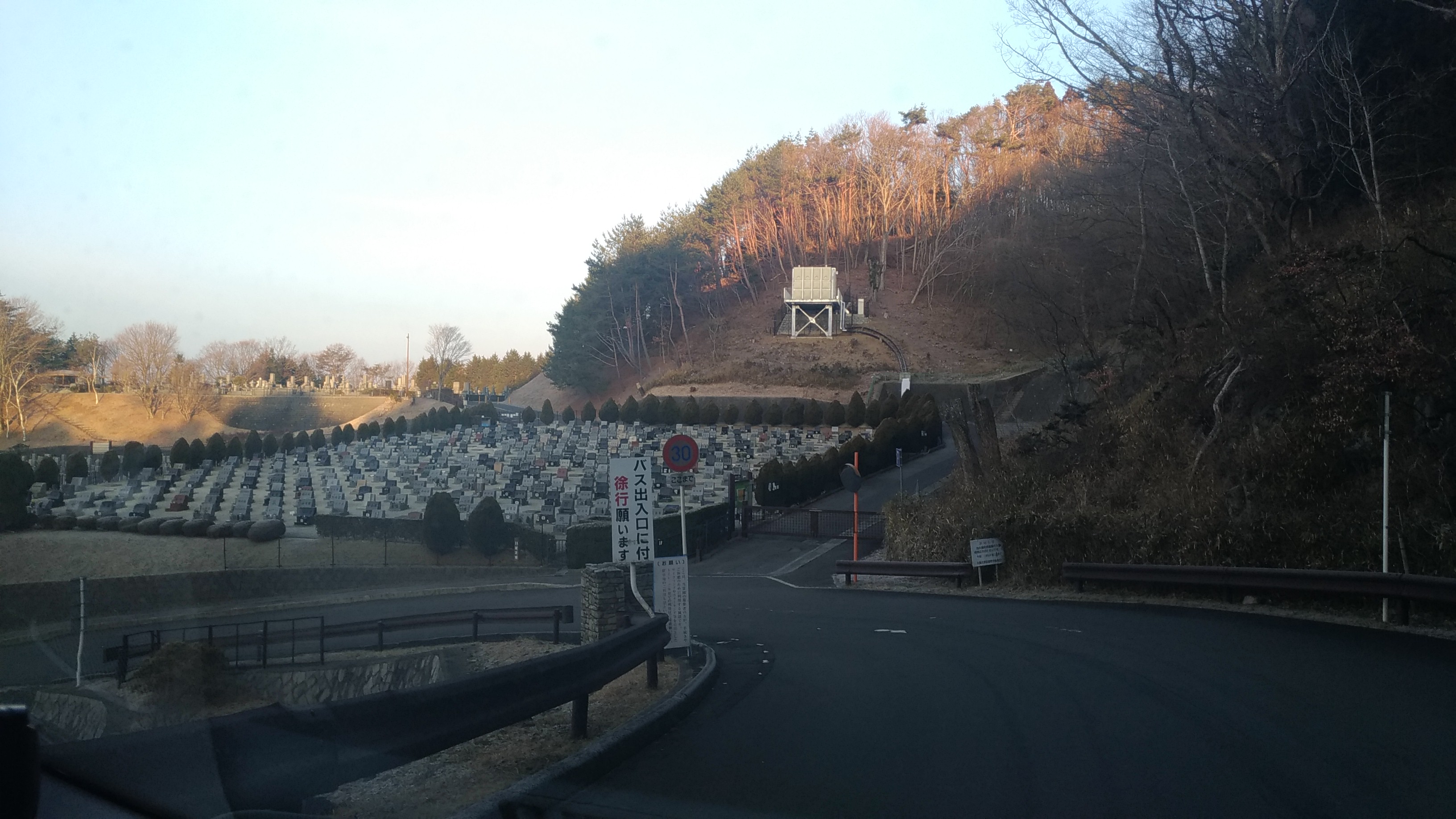 北入り口からの霊園風景