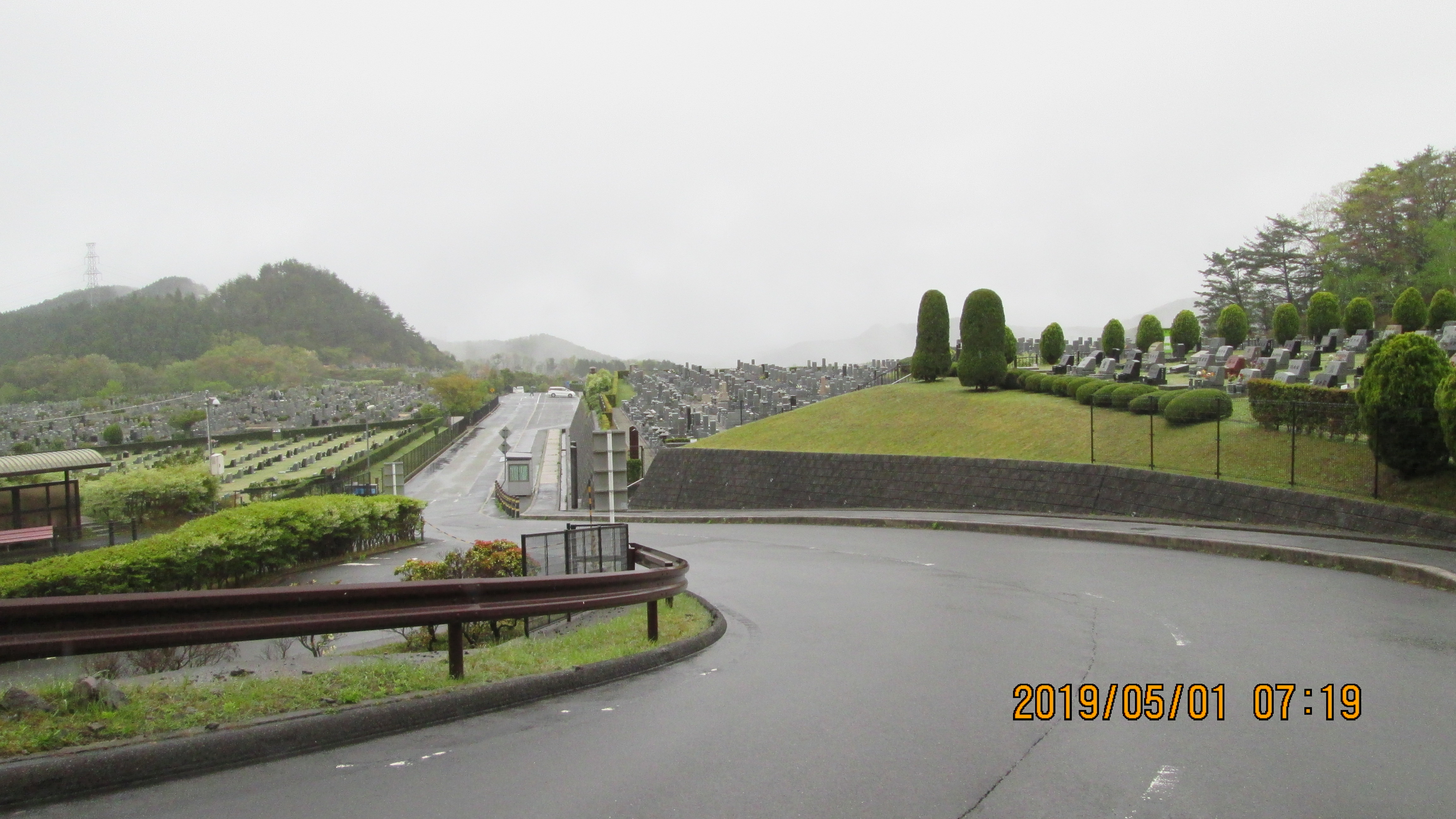 霊園北入口からの園内風景