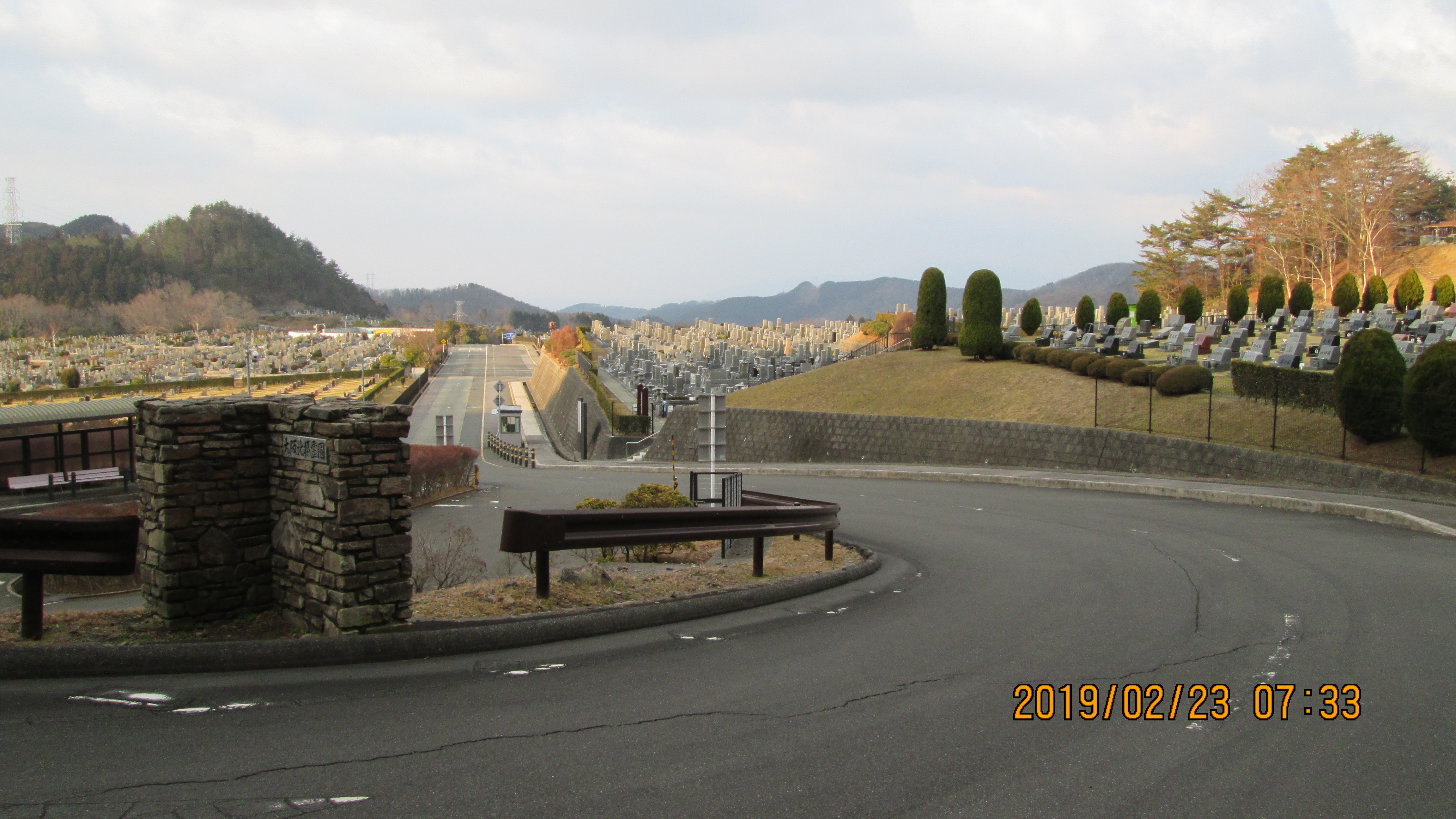 北入り口からの霊園風景