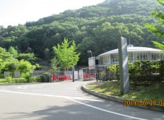 霊園正面入口・霊園管理事務所