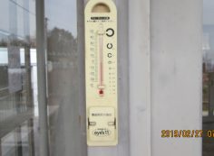北口バス停・休憩所寒暖計 2℃
