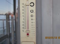  北口バス停・休憩所寒暖計 -1℃