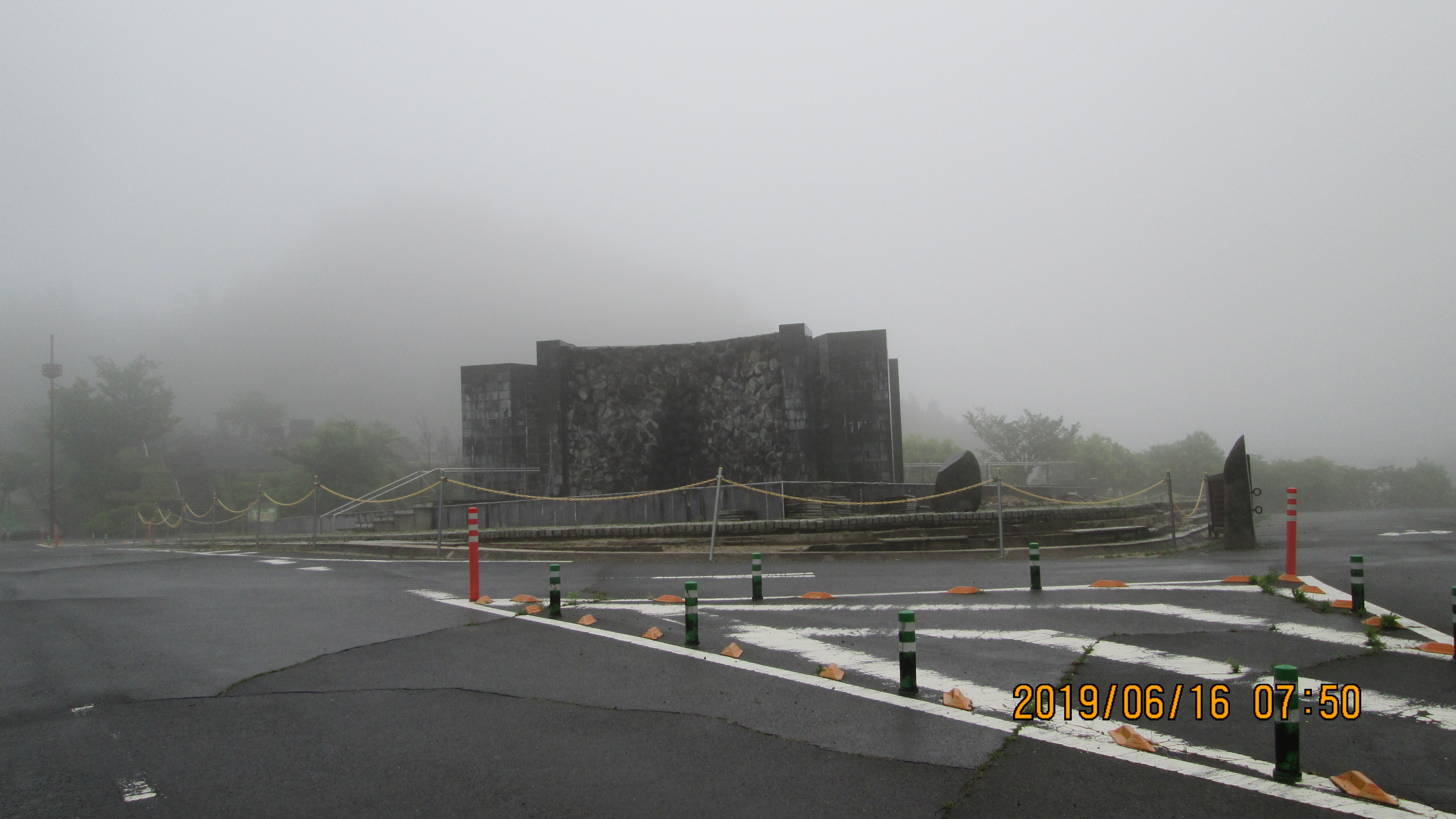 バス通り・モニュメント前