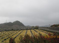 北口バス停・休憩所からの霊園風景