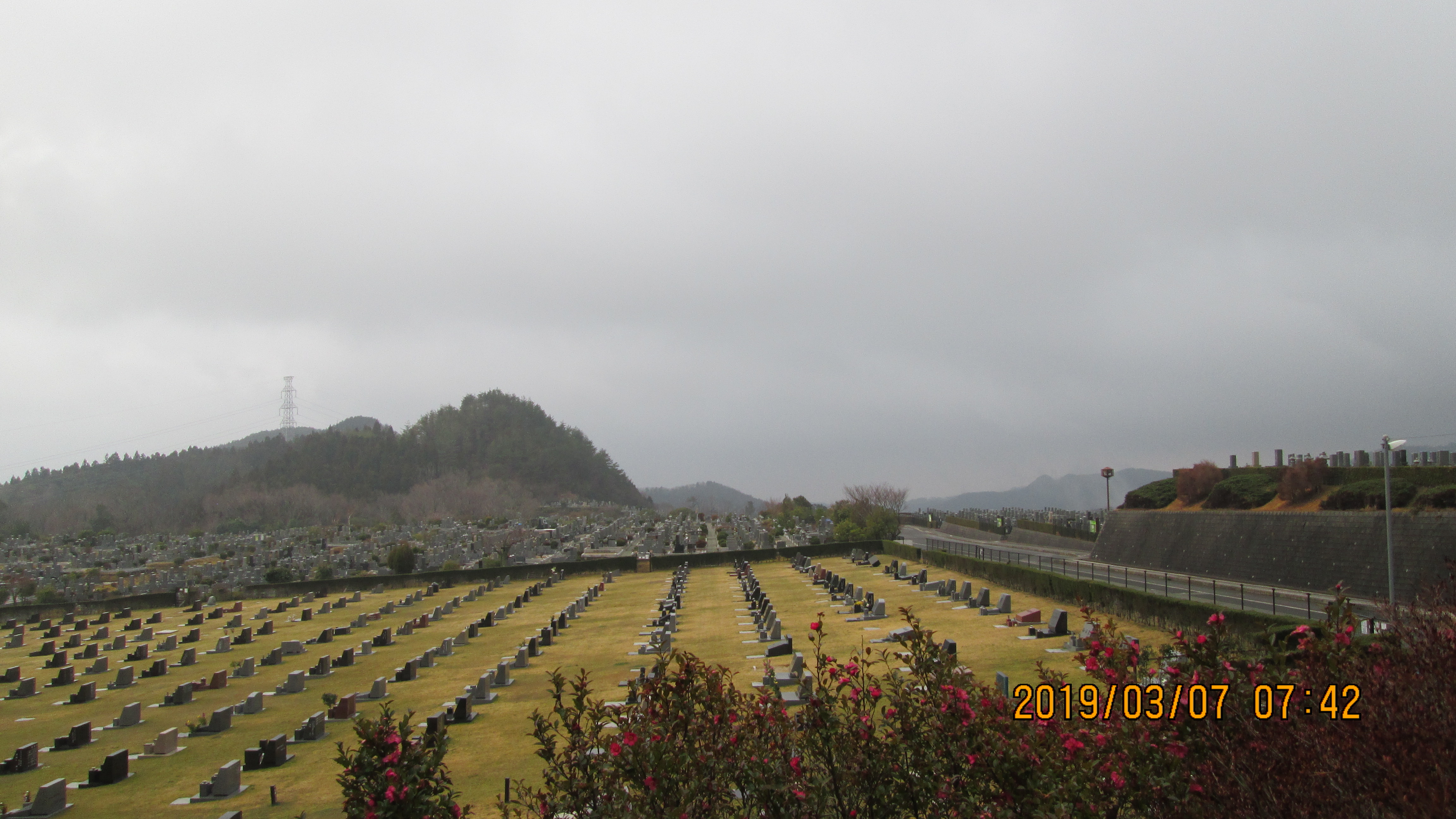 北口バス停・休憩所からの霊園風景