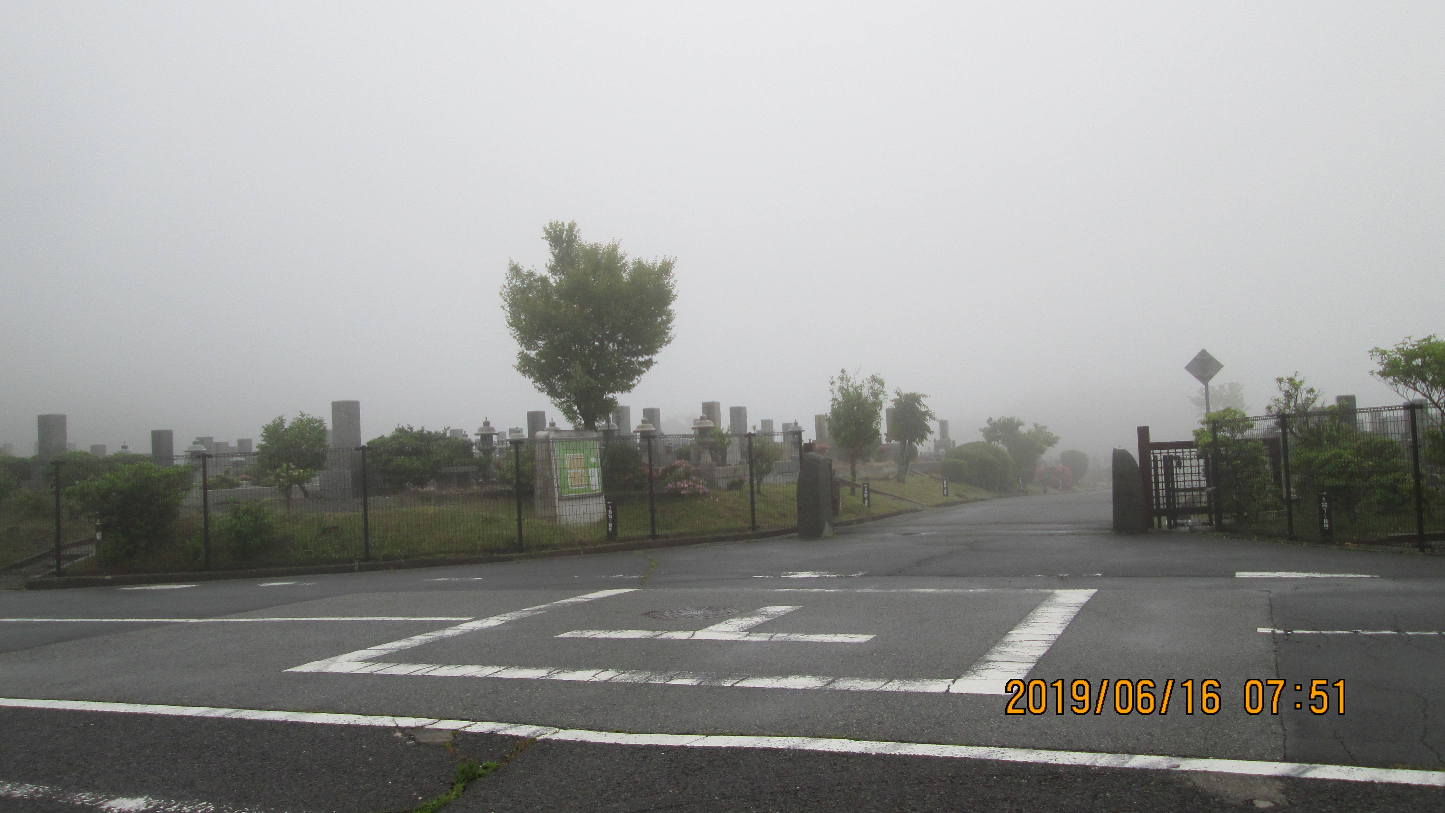 バス通り・1区4/6番墓所入口