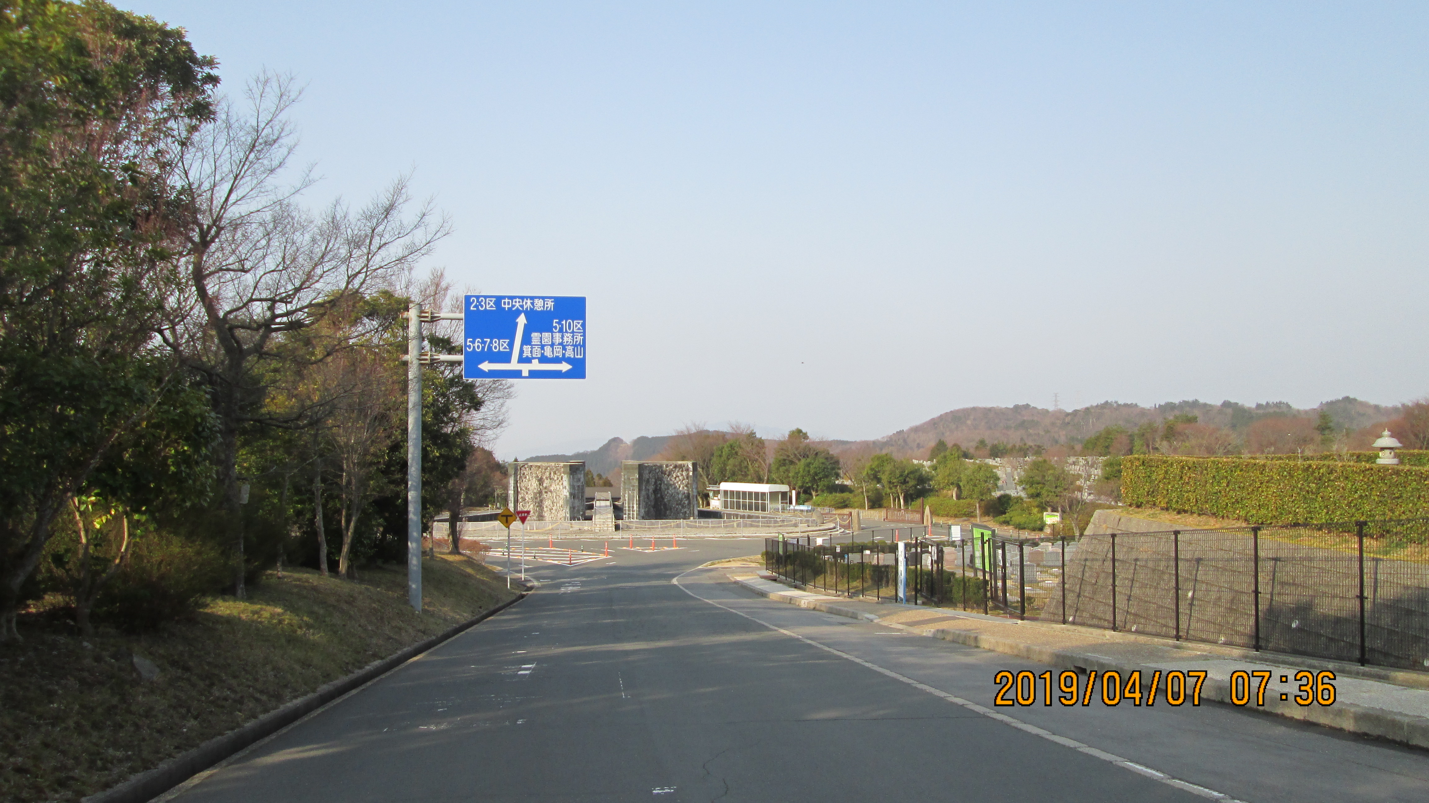 バス通り・モニュメント風景