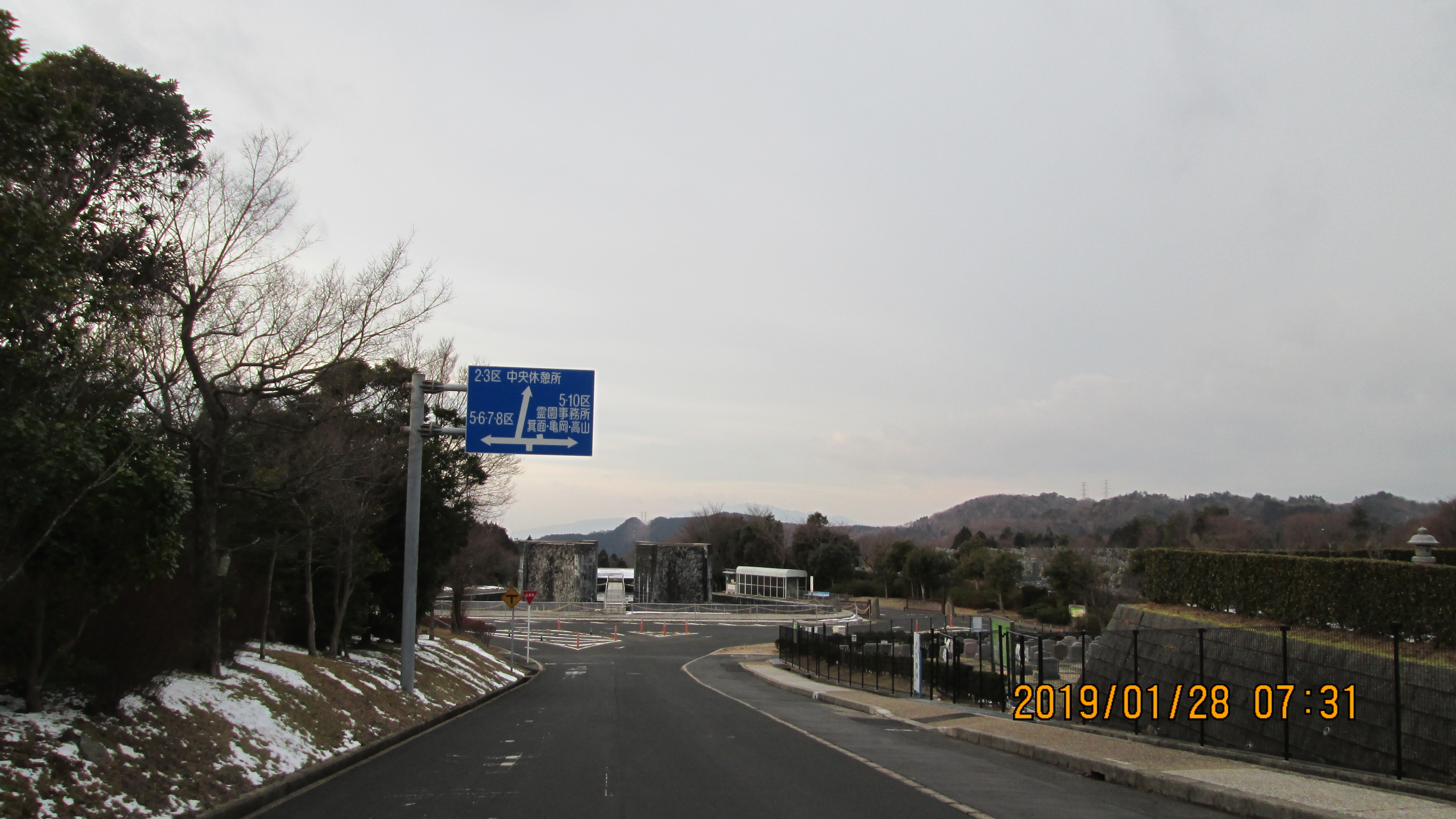 バス通り・モニュメント風景