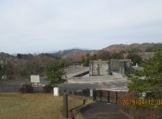 臨時駐車場・モニュメント風景