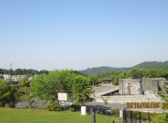 臨時駐車場・モニュメント風景