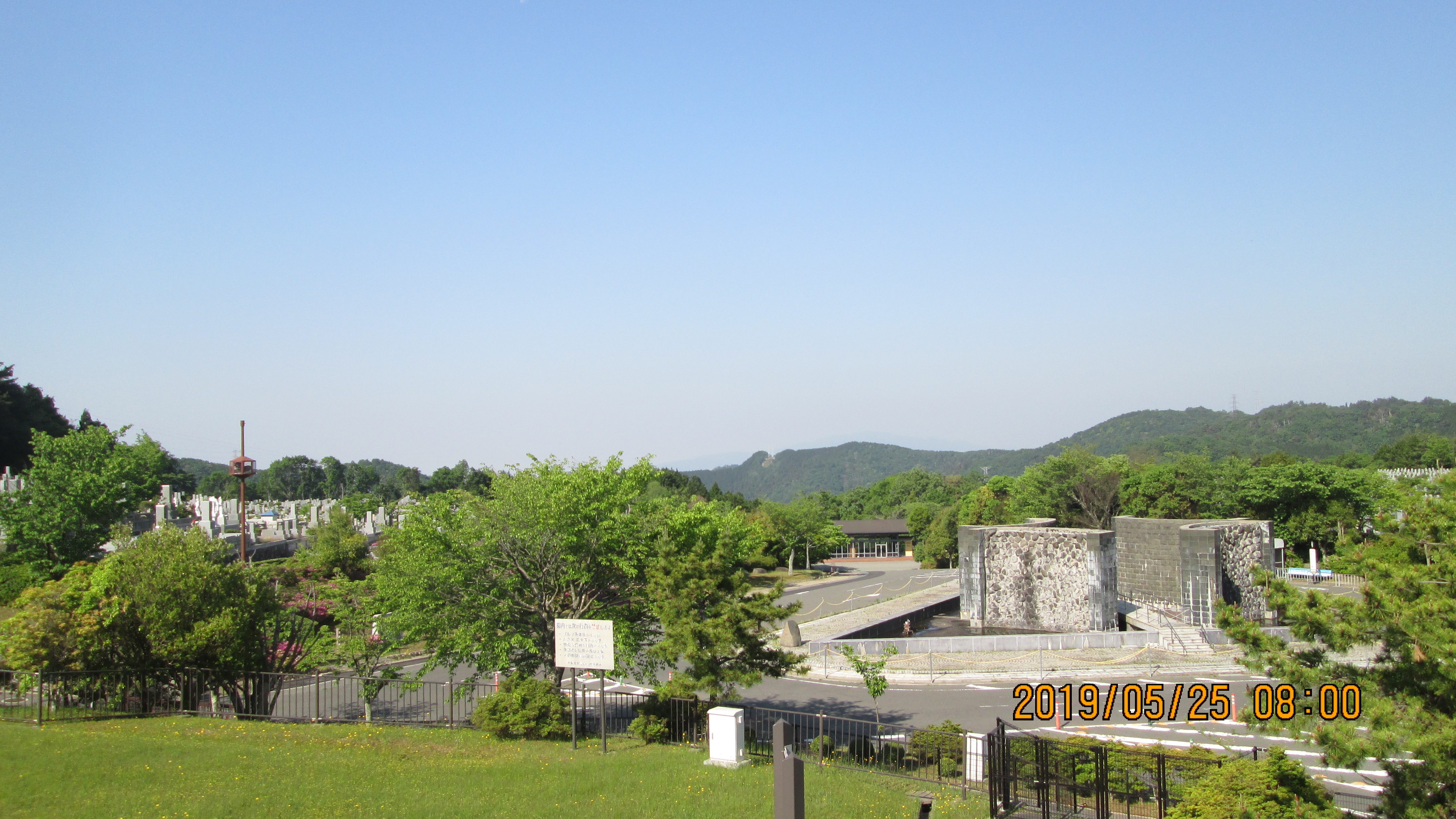 臨時駐車場・モニュメント風景