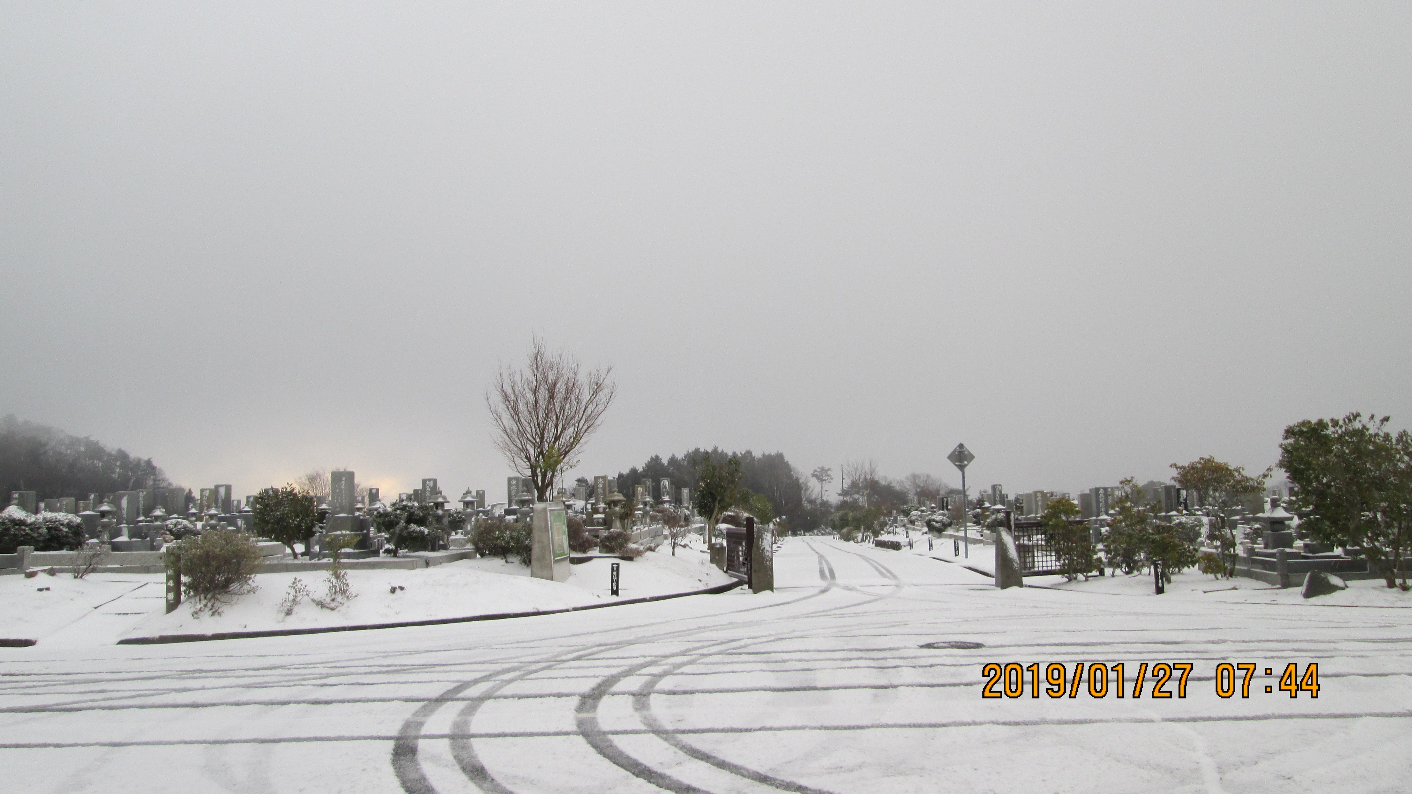 バス通り：1区墓所枝道風景