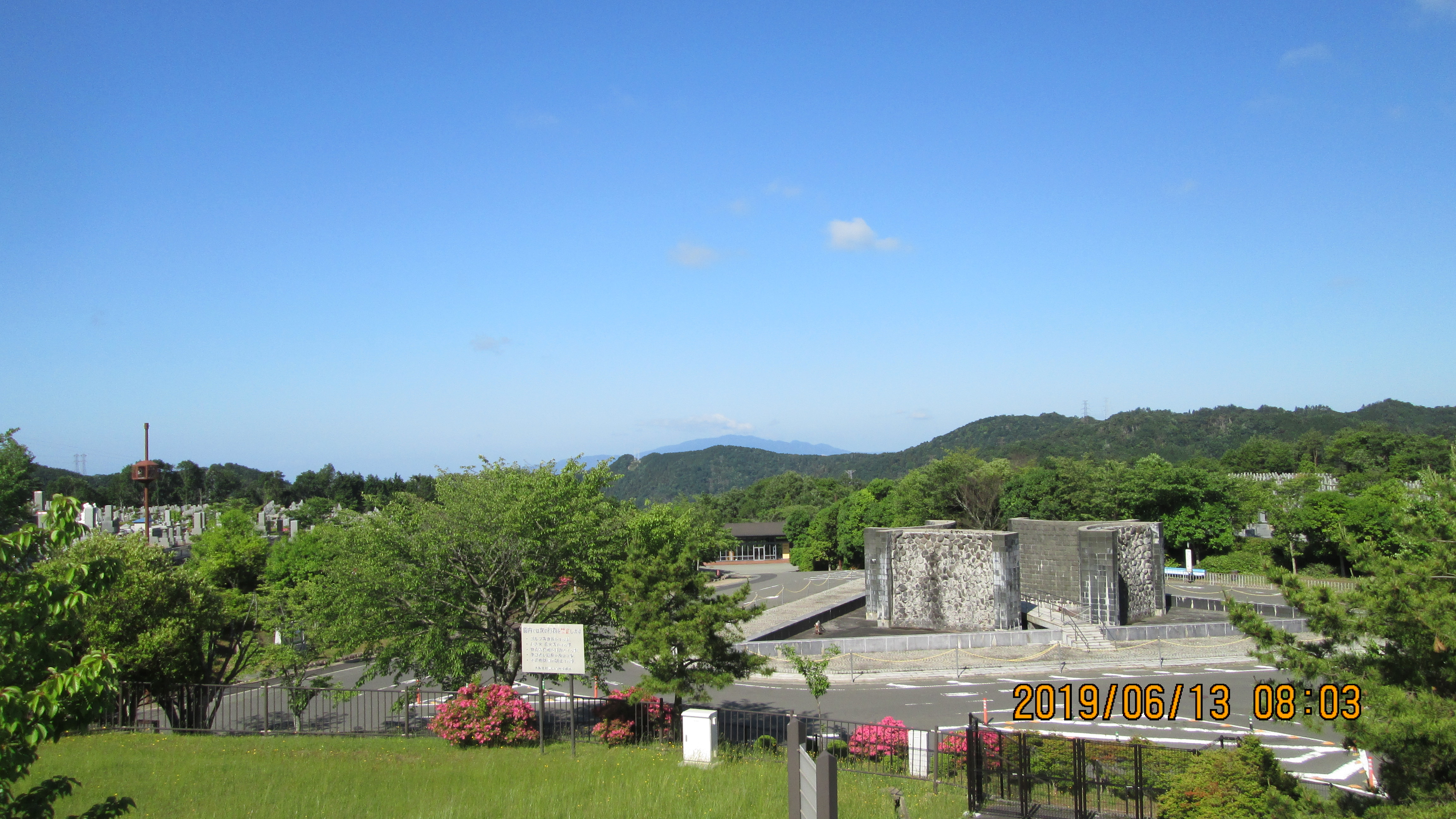 臨時駐車場・モニュメント風景