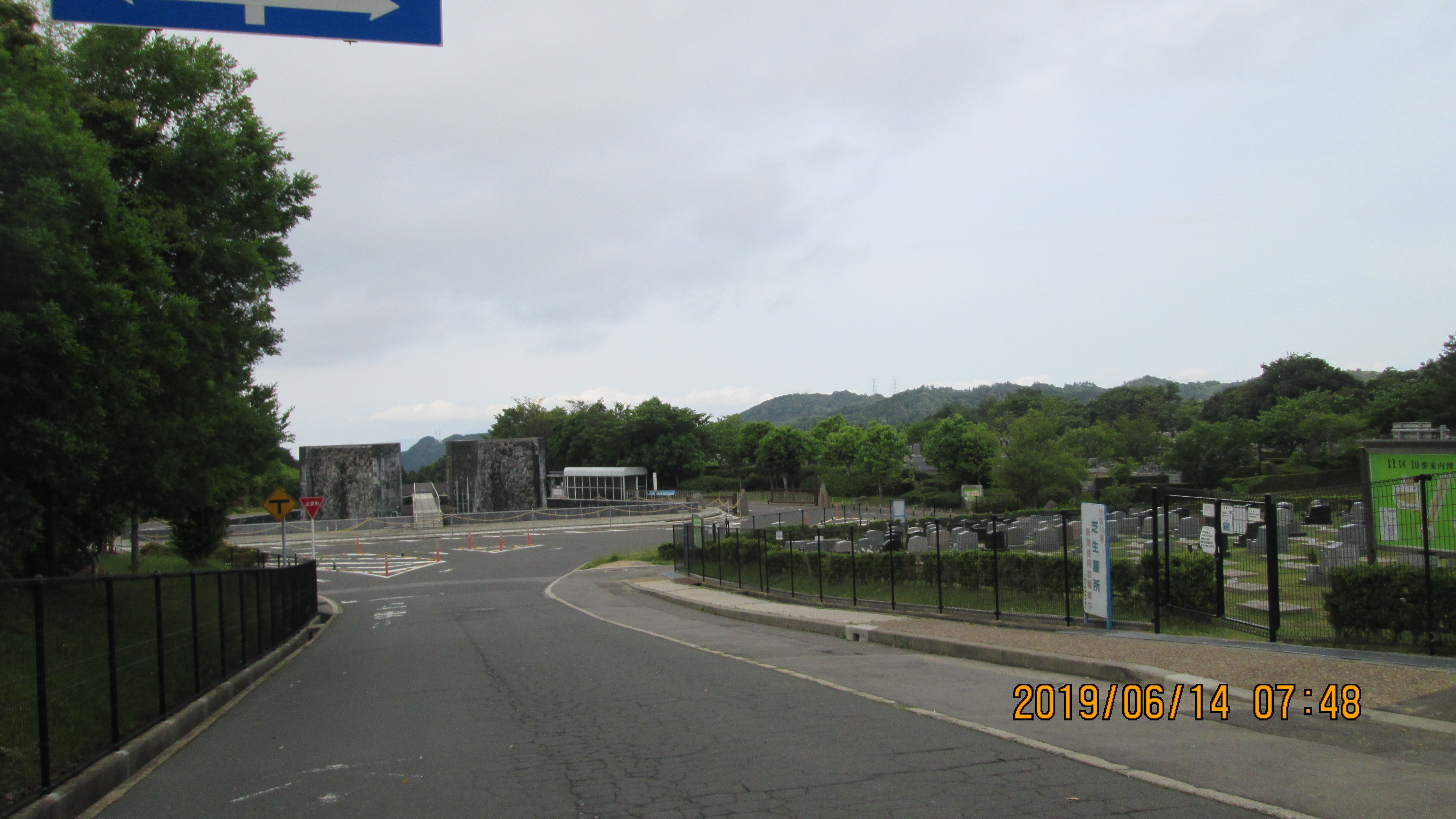 バス通り・モニュメント風景