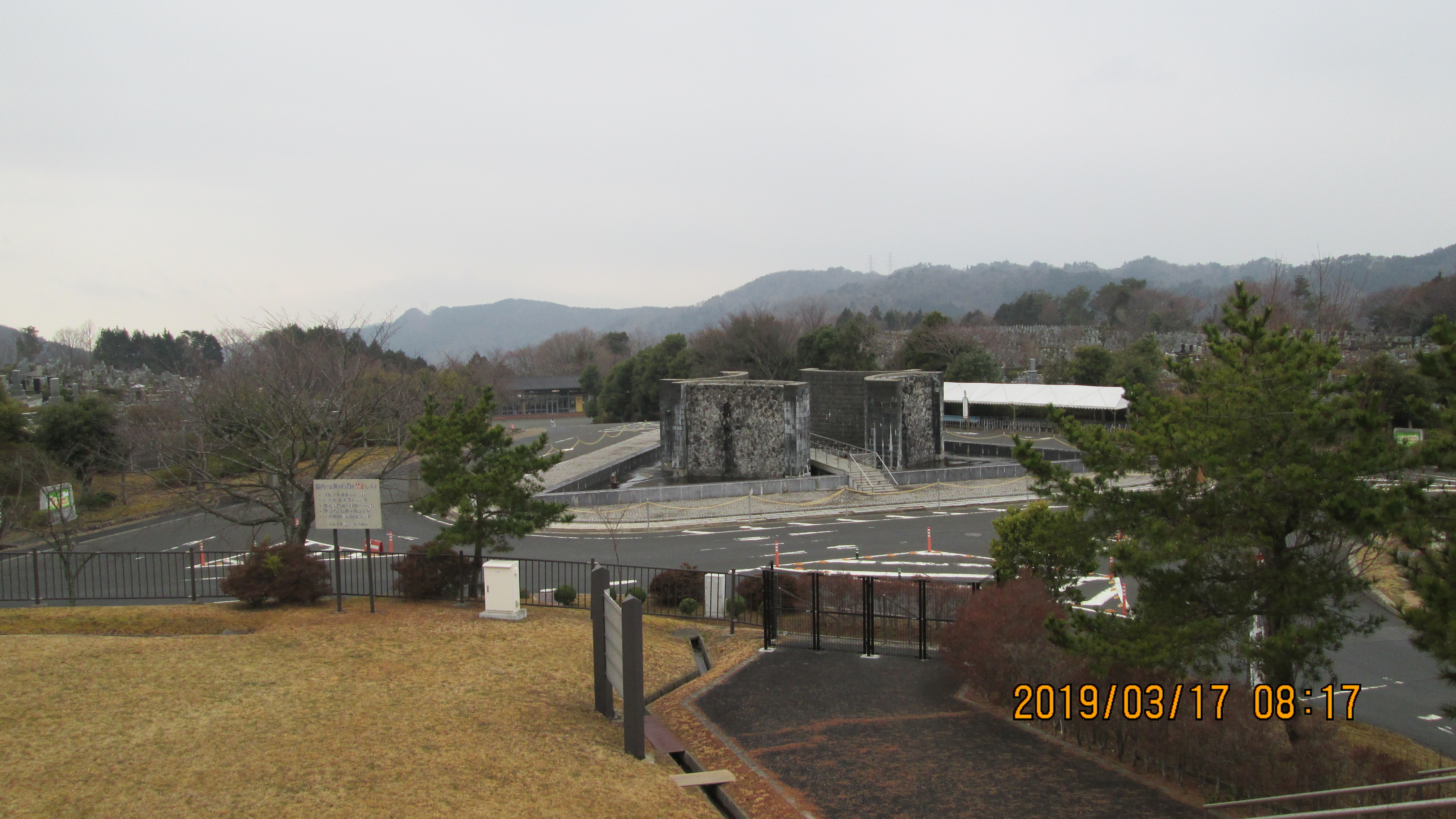 臨時駐車場～モニュメント風景