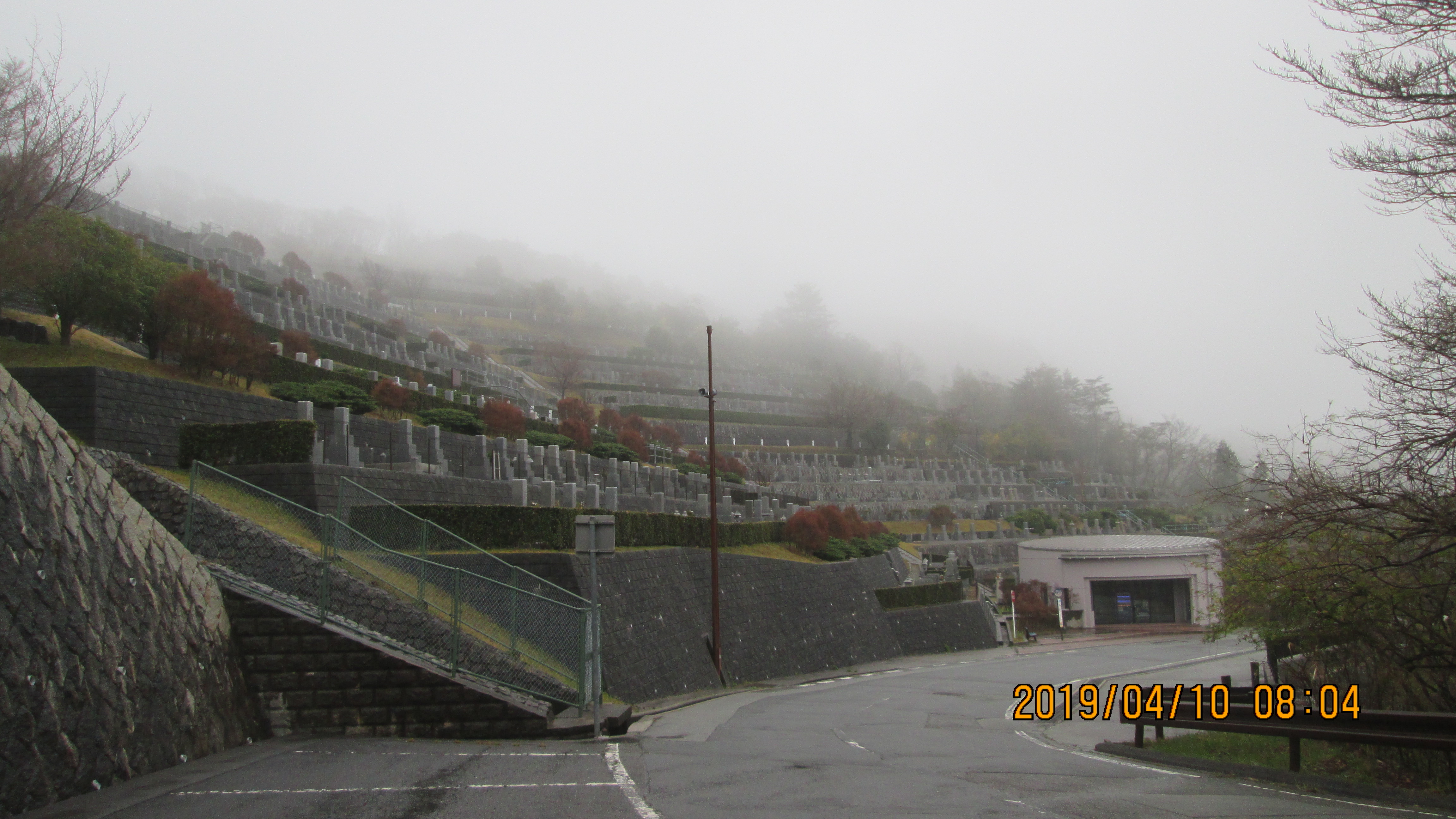 バス通り・7区墓所・バス停風景