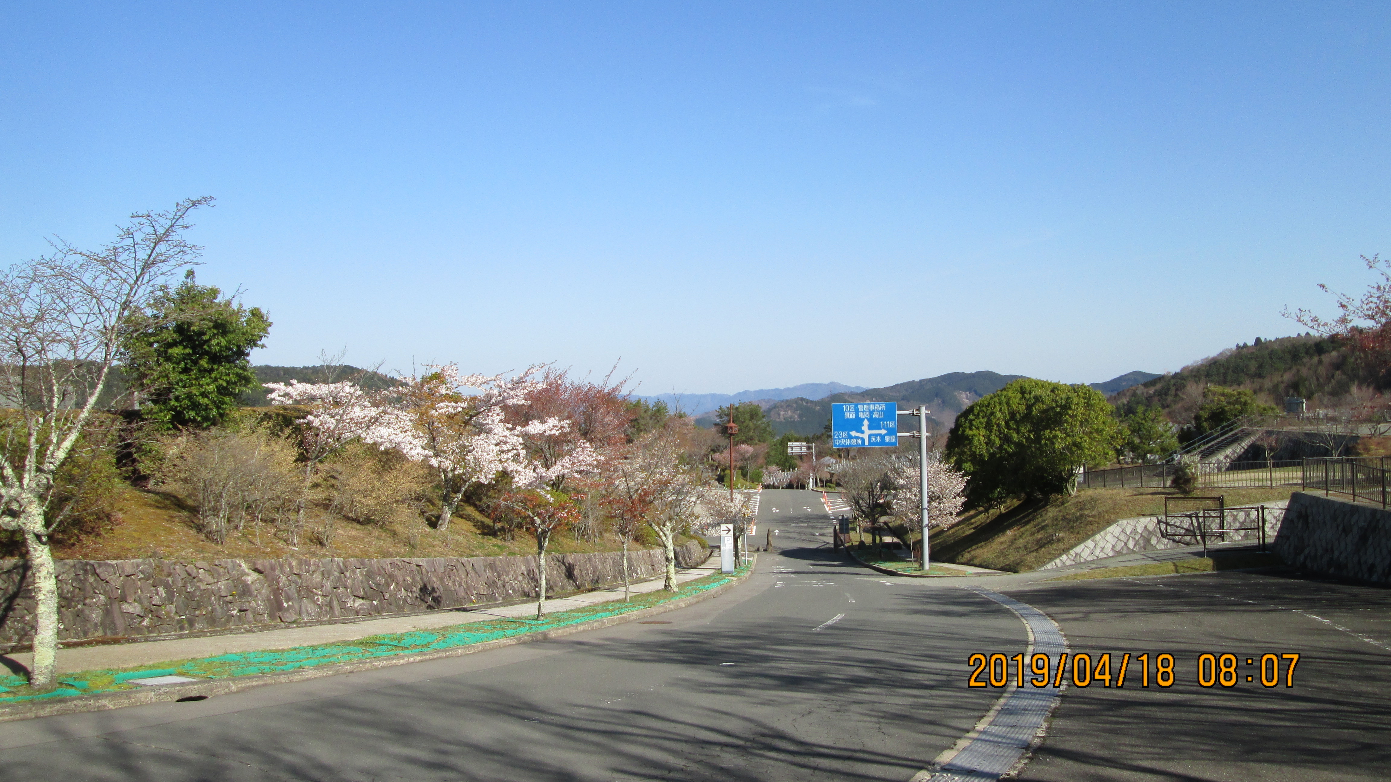 バス通り・2区2番墓所横から