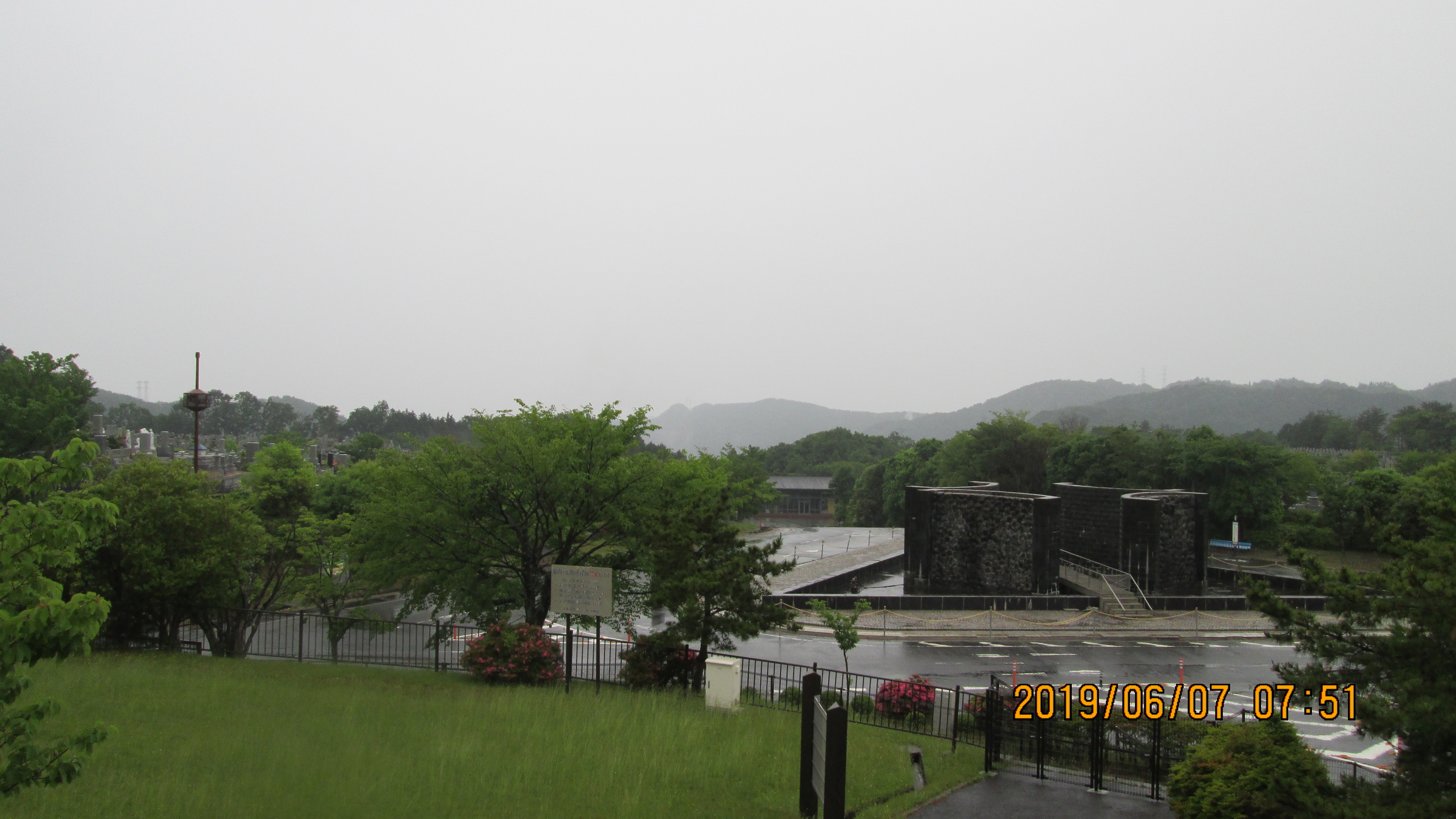 臨時駐車場・モニュメント風景