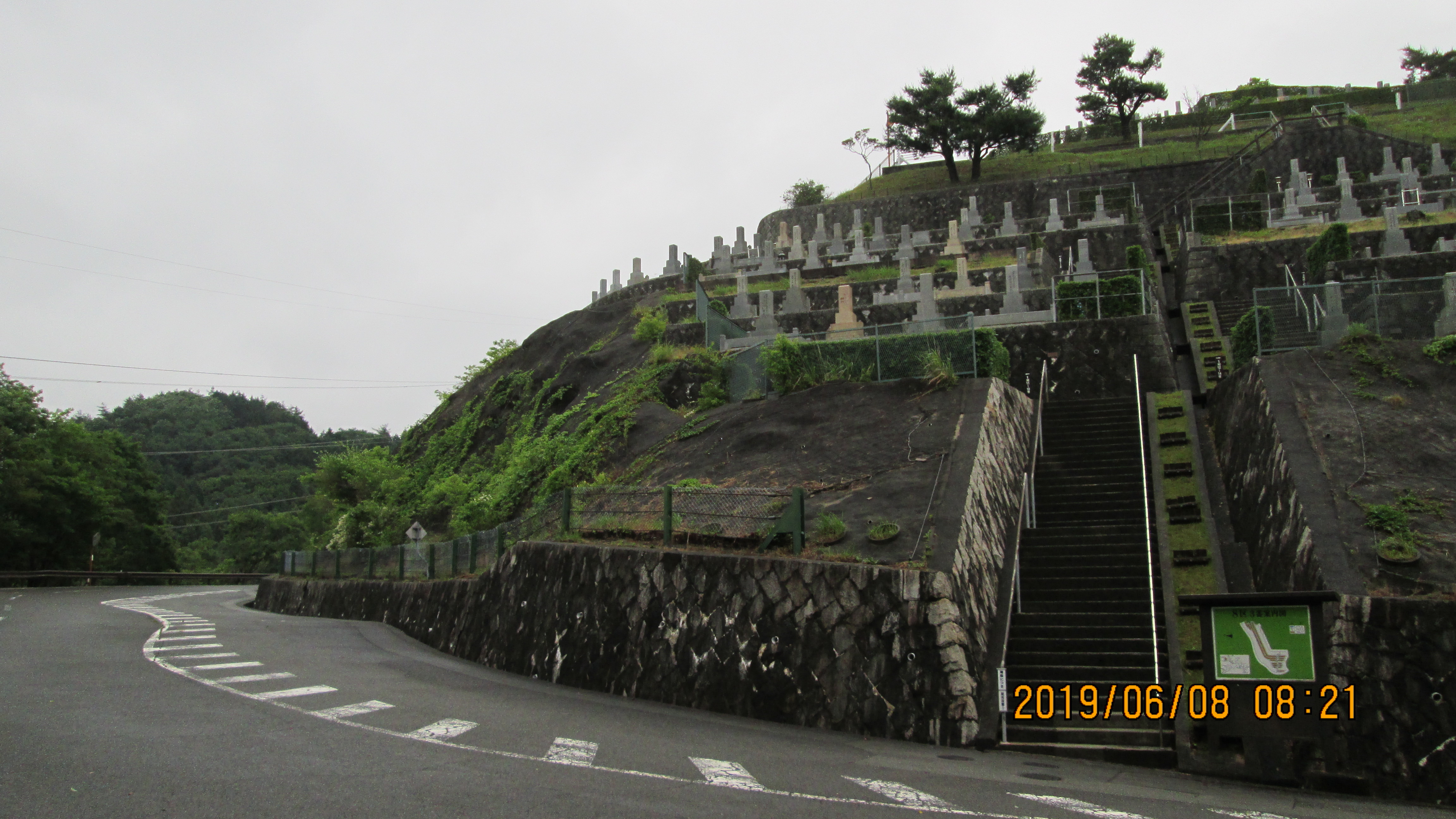 バス通り・8区3番階段墓所風景①