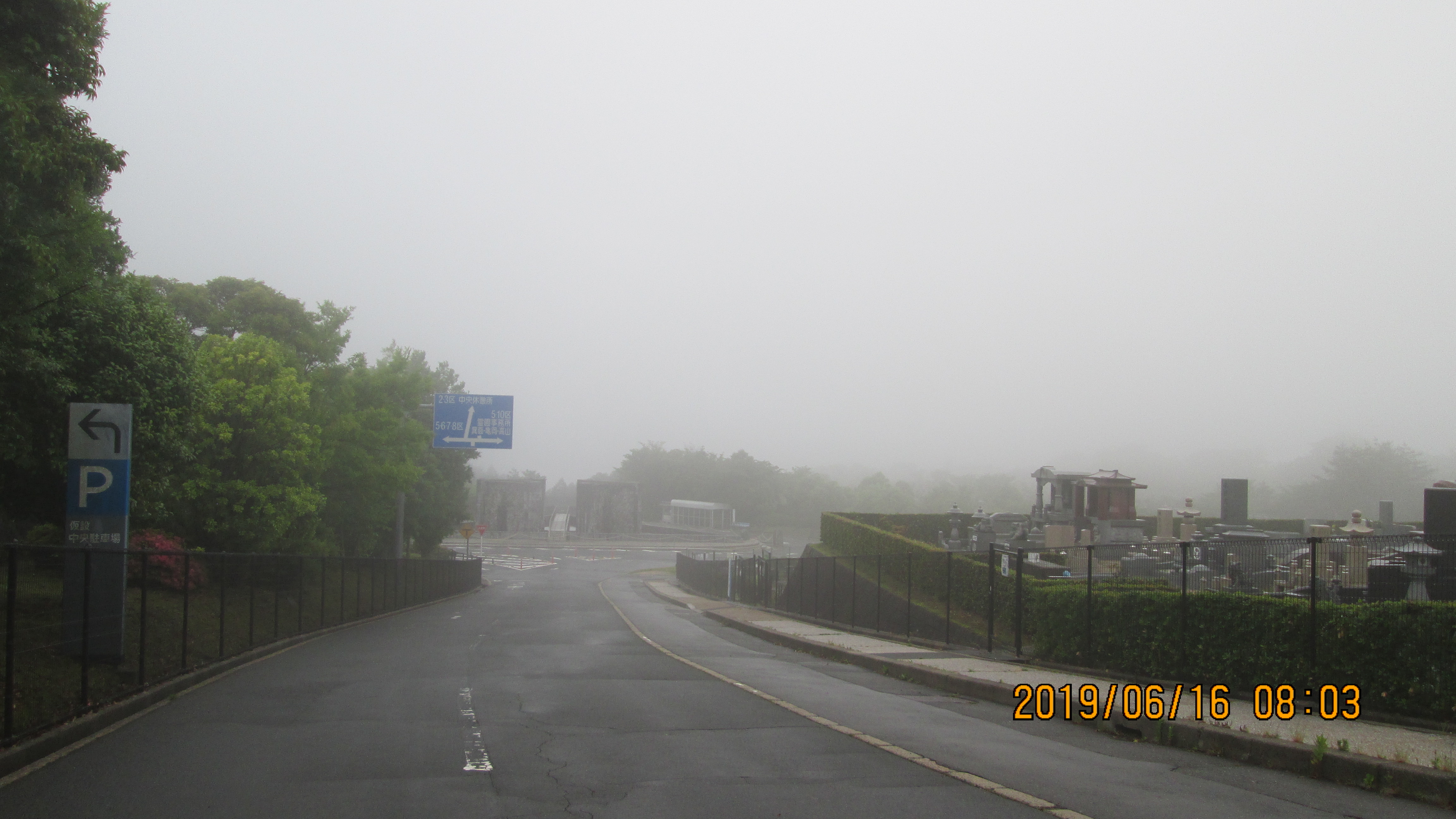 バス通り・モニュメント方向