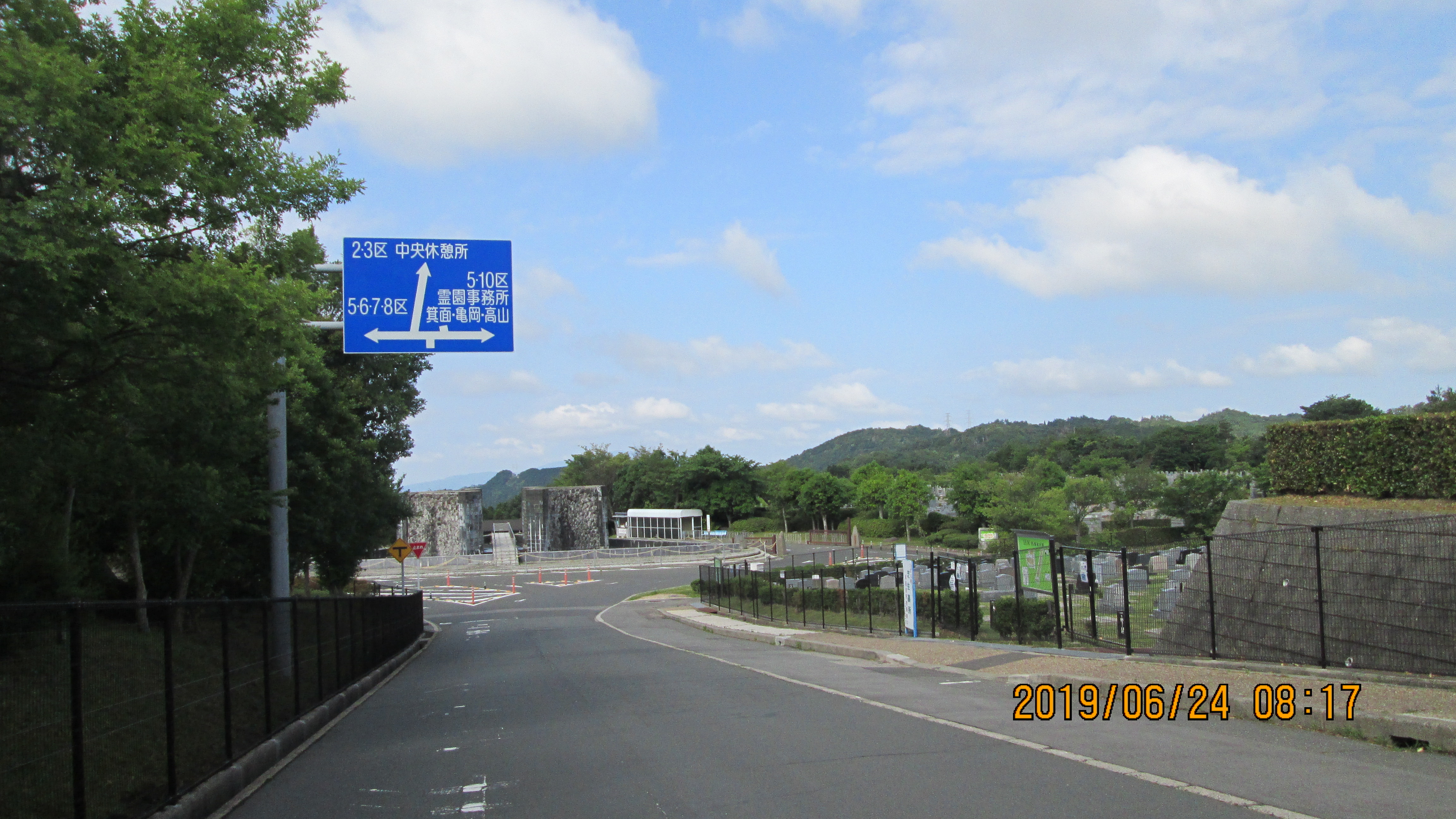 バス通り・モニュメント方向