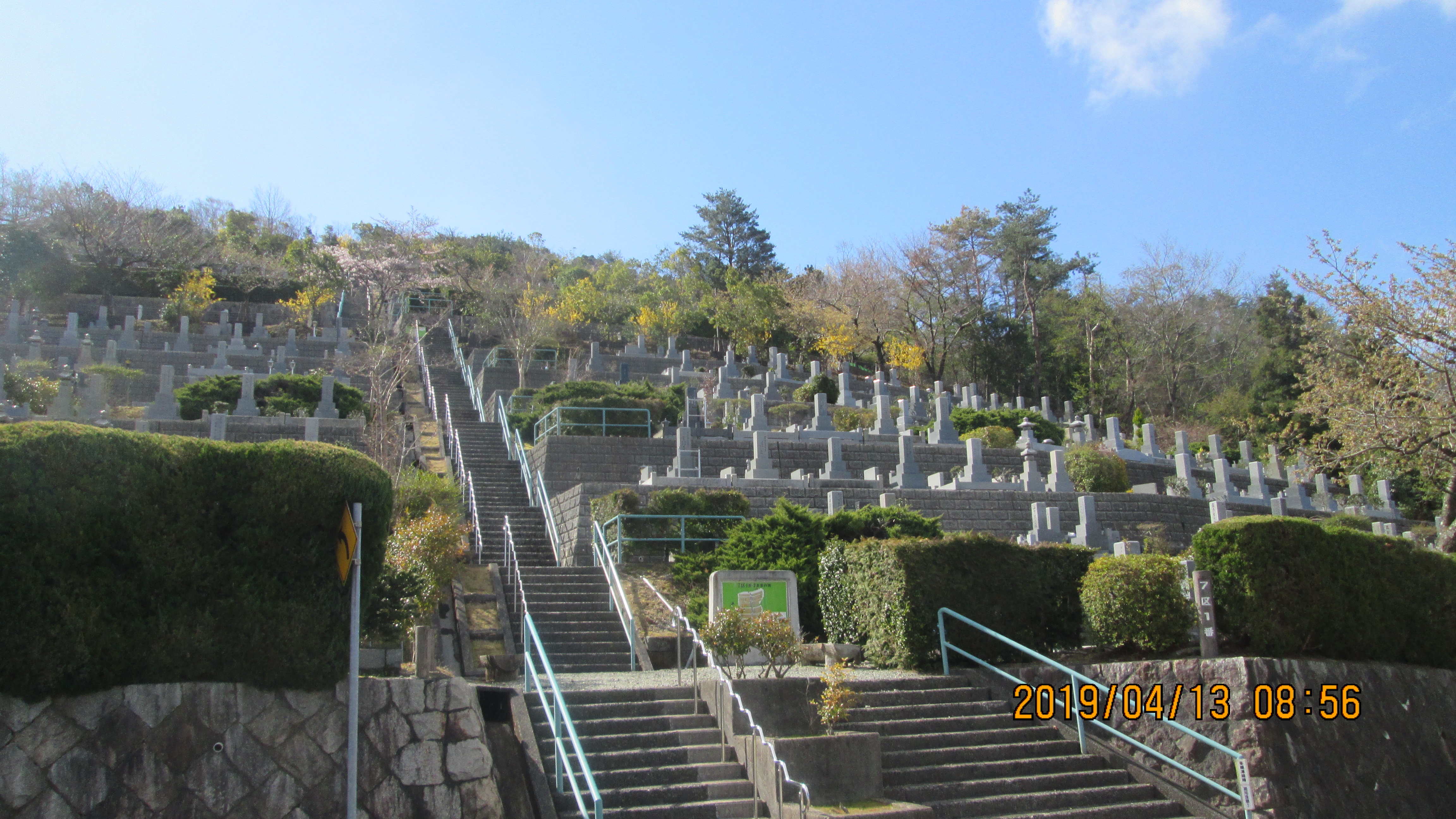 バス通り・7区1/2番階段風景