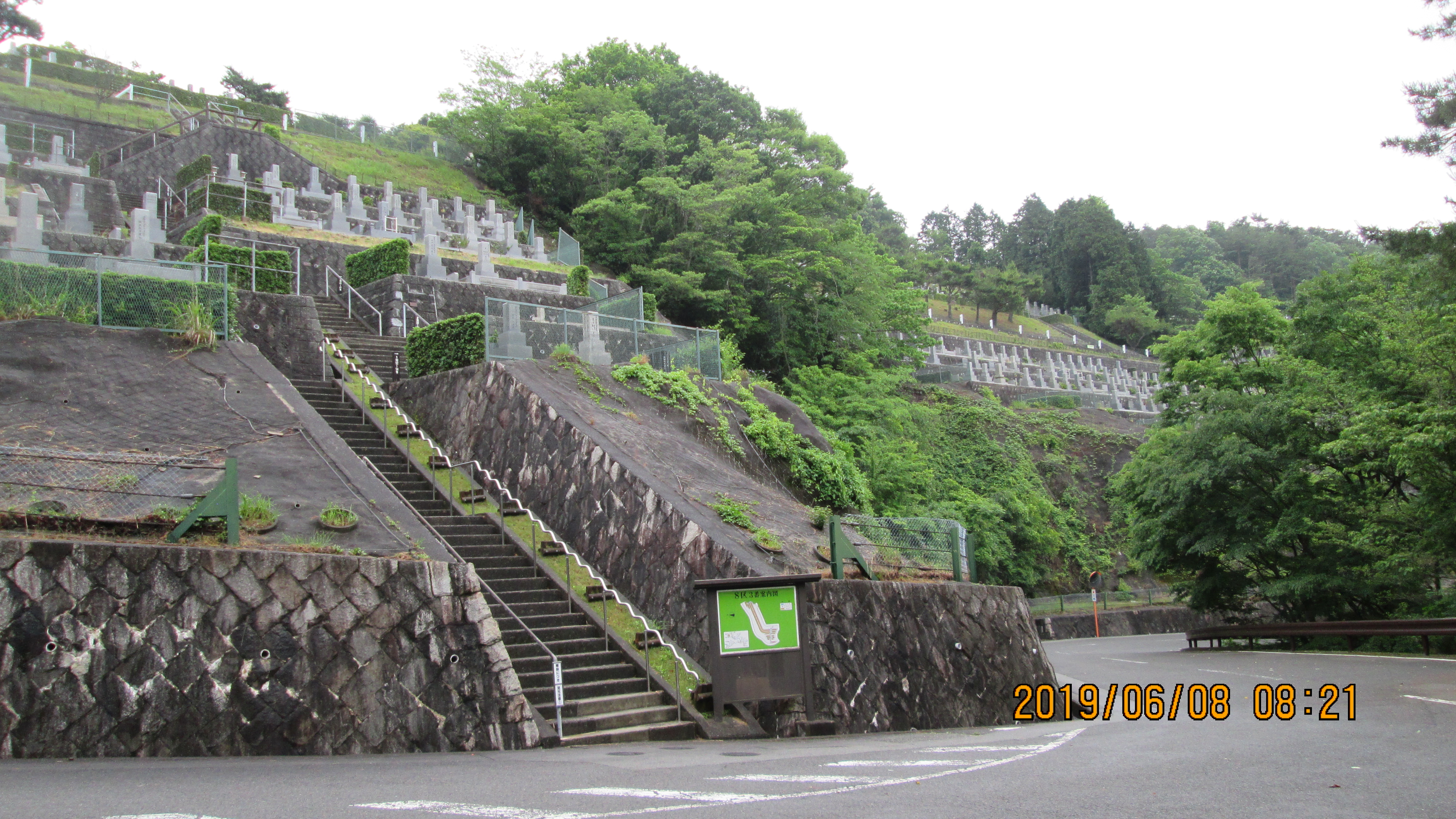 バス通り・8区3番階段墓所風景②